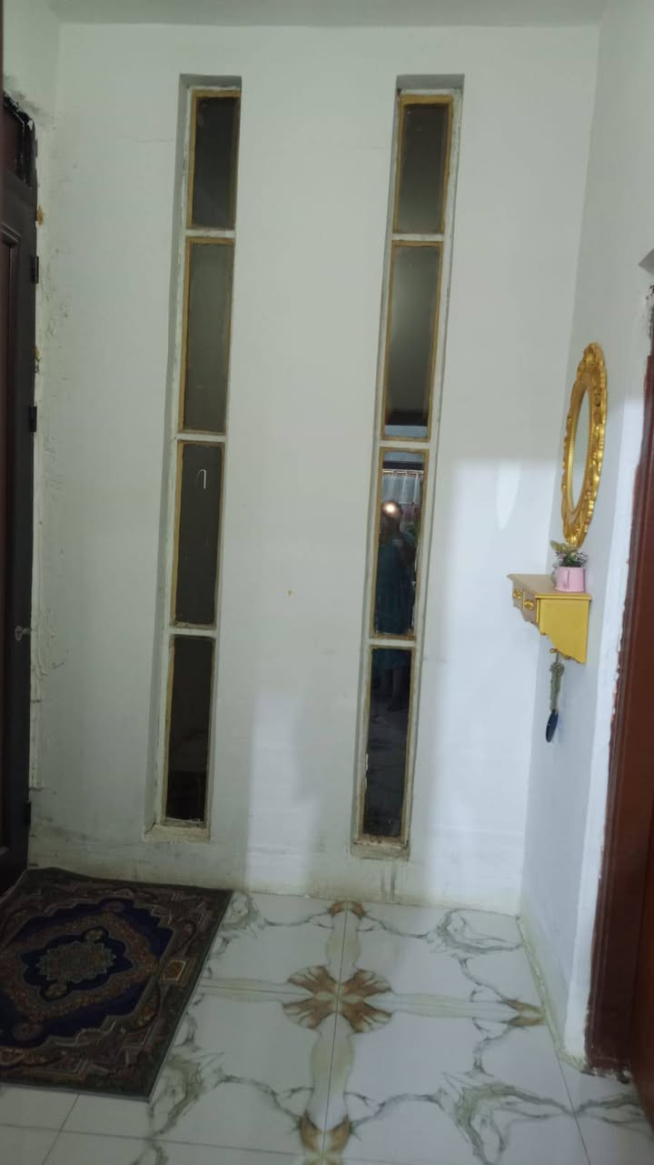 عاجل بيع مستعجل تم تخفيض السعر اقرأ التفاصيل واتصل 
السلام عليكم 
دار للبيع  مساحة 200متر
الموقع حي المعلمين خلف الجامع  فرع حمدي حسون 
 طابو زراعي سند 25 يعني اسمك بالسند موجود💯
يتكون من طابقين 
الطابق الاول  يتكون من 
استقبال +هول+مطبخ حار وبارد+ صالة +غرفة نوم+مجمع صحيات داخلي+منور +صحيات خارجية +كراج سياره +حديقة 
الطابق الثاني يتكون من 
ثلاث غرف نوم كبيرة +مجمع صحيات +صاله 
السطوح  شتايكر 
البيت مرتب ومتعوب عليه للأمانة 💯💯

السعر والتفاصيل الاتصال ***********
