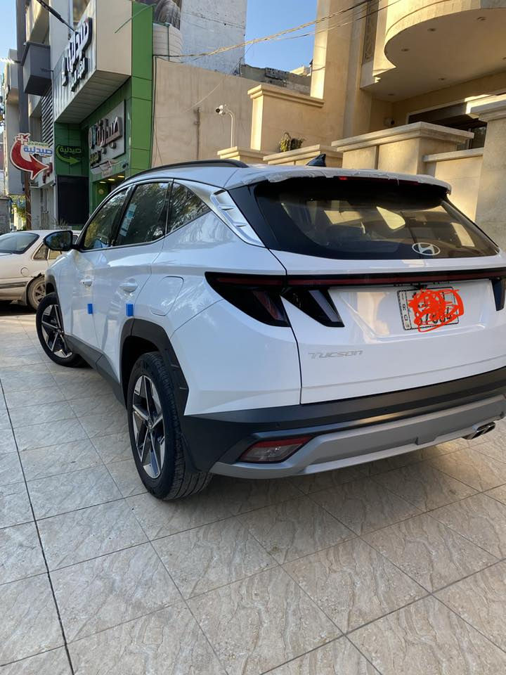 السلام عليكم 
توسان خليجي موديل 2025  بغداد كفااااله  
عامه من كلشي
معروف مواصفات ال25
جنطة كهرباء 
كراسي كهرباء 
بصمة 
زنون
حساسات 
سعرها 238 وبيهه مجال
رقم ***********
