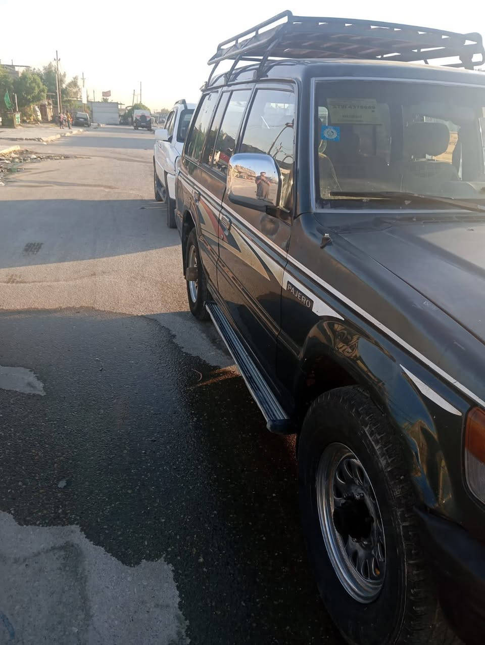📣 باجيرو أوتوماتيك للبيع في بغداد (محرك 3000 ففتي) 📣
المواصفات والتفاصيل:

الماركة: ميتسوبيشي باجيرو (الجيل الثاني المتين)

الرقم والسنوية: رقم بغداد

نوع الكير: أوتوماتيك (بحالة ممتازة)

المحرك: 3000 (ففتي 50) محرك قوي وبحالة طيبة جداً

اللون: أخضر مميز مع الخطوط الجانبية الأصلية

الإضافات: سلة سقف علوية ، دواسات جانبية، وتخم تاير بحالة جيدة

وضع السيارة:

المحرك والكير والحدادية بحالة ممتازة وجاهزة للشغل والسفر مباشرة

التبريد: لا يعمل (يحتاج صيانة)

السيارة نظيفة من الداخل والخارج ومال جناي

السعر المطلـوب:

💵 54 ورقة (5,400 دولار أمريكي) وبيه مجال قليل للشراي الجاد

الموقع والاتصال:

📍 المكان: بغداد - مدينة الصدر

📞 للتواصل والاستفسار المباشر: ***********
