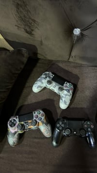 بلي ستيشن 4 للبيع ويا 3 يدات وحده اصليه شرط والثانيه تجاري والثالثه ما...