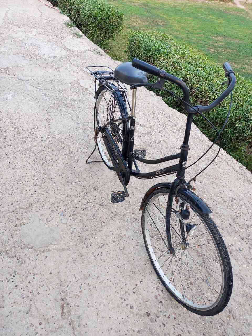 سلام عليكم بايسكل للبيع نضافتة 100/85 صار ثلاث اشهر من نزلتة حاوية موديل 16 مختوم السعر 85وبي مجال بسيط رقم الهاتف *********** واتساب متواجد
