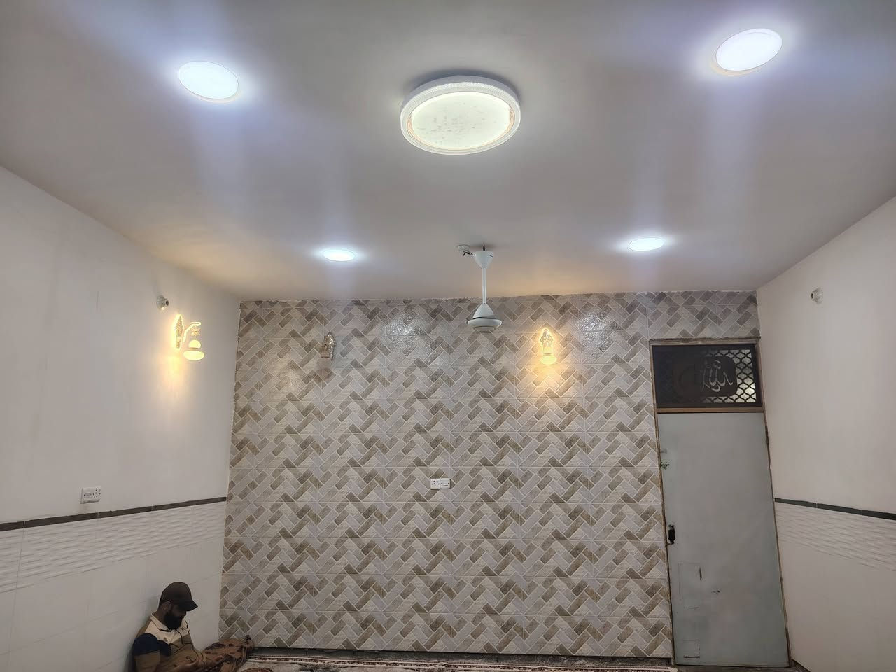 السلام عليكم بيت مساحه 200 متر للبيع يحتوي علا 4 غرف
 صالتين استقبال  غرف 4 كاملات ومثل مموضح ب صوره
المطبخ ولصاله مملبوخات بناء حديث العنوان التأميم حي ابا ذر الغفاري كامل خدمات مي  مجاري تبليط  الاتصال)))

(***********)
