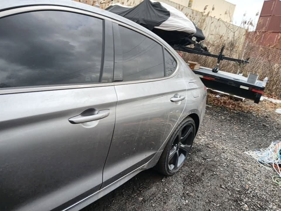 السلام عليكم 
الغرض من البيع بسبب محتاج للبناء

KMTG54SEXTU160501

Genesis G70 3.3T v6 Awd Sport Prestige 2026 //375🐎🐎

دخلت جديد 

بدون صبغ وبدون تكحيل حادثها دعاميه فقط

مرقمه وبأسمي

ايرباك مصلح 

بصمه +كارت دخول 

عليها اكتف كزوز يفتح ويا الـ+sport و sport وبالأضافه بيها بعد 3 وضعيات قياده 

تدفئه وتبريد مقاعد 

ميموري مقعد السائق

حساسات 

كامرات 360 

واكيد سوالف القياده الذاتيه 

وبالنسبه للداخل ابيض 

السياره لونها سلفر غير محدد 

صارلها شهرين من رقمتها 

ماشيه 13 الف كيلو 

فجوج برمبوا 

عليها كامرا azdom m 660 تصور داخل وخارج السياره 4 كامرات 

ماكو شي بيها مبدل 

السعر 33.000$ وبيها مجال 

كمركها وحده 10.500.000

مكاني بغداد 

وهذا رقمي ***********

ومتواجد خاص

شباب ترا الغرض من البيع علمود البناء

ومن الله التوفيق 🩵

— في ‏‏بغداد‏‏.
