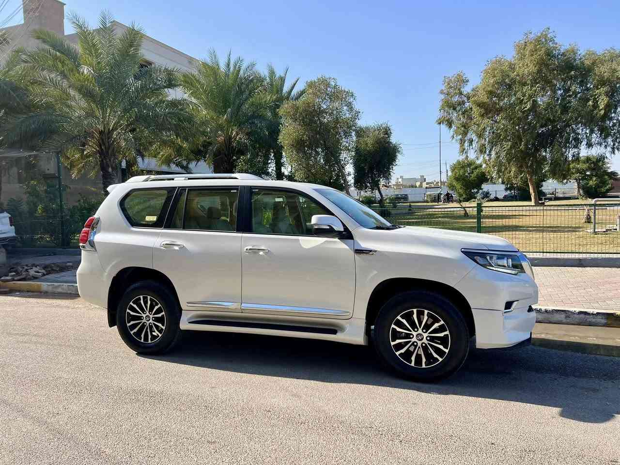 السلام عليكم
تويوتا برادوا ابيض صدفي 2018 TXL 
شركه SAS ضمان تويوتا العراق
سلايت وبصمه وتشغيل عن بعد 
لايت اسود وبخاخ لايت ولد نهاري 
شاشه حجم 12 اتح كار بلي 
هوك وحساس خلفي وثلاجه
مانع انزلاق ومانع انحدار ونظام الامان 
كشن مخمل  مغلف جلد كامل
ويل كب كروم حجم 19 انج اسود وفضي  2022
ماشيه 113000  الف KM
السياره وجديده حيل 
بيه بارد قلبل كلش بالباب الخلفي بالحافه  قليل
تحويل وكاله موجود 
السعر 38000
***********
***********
