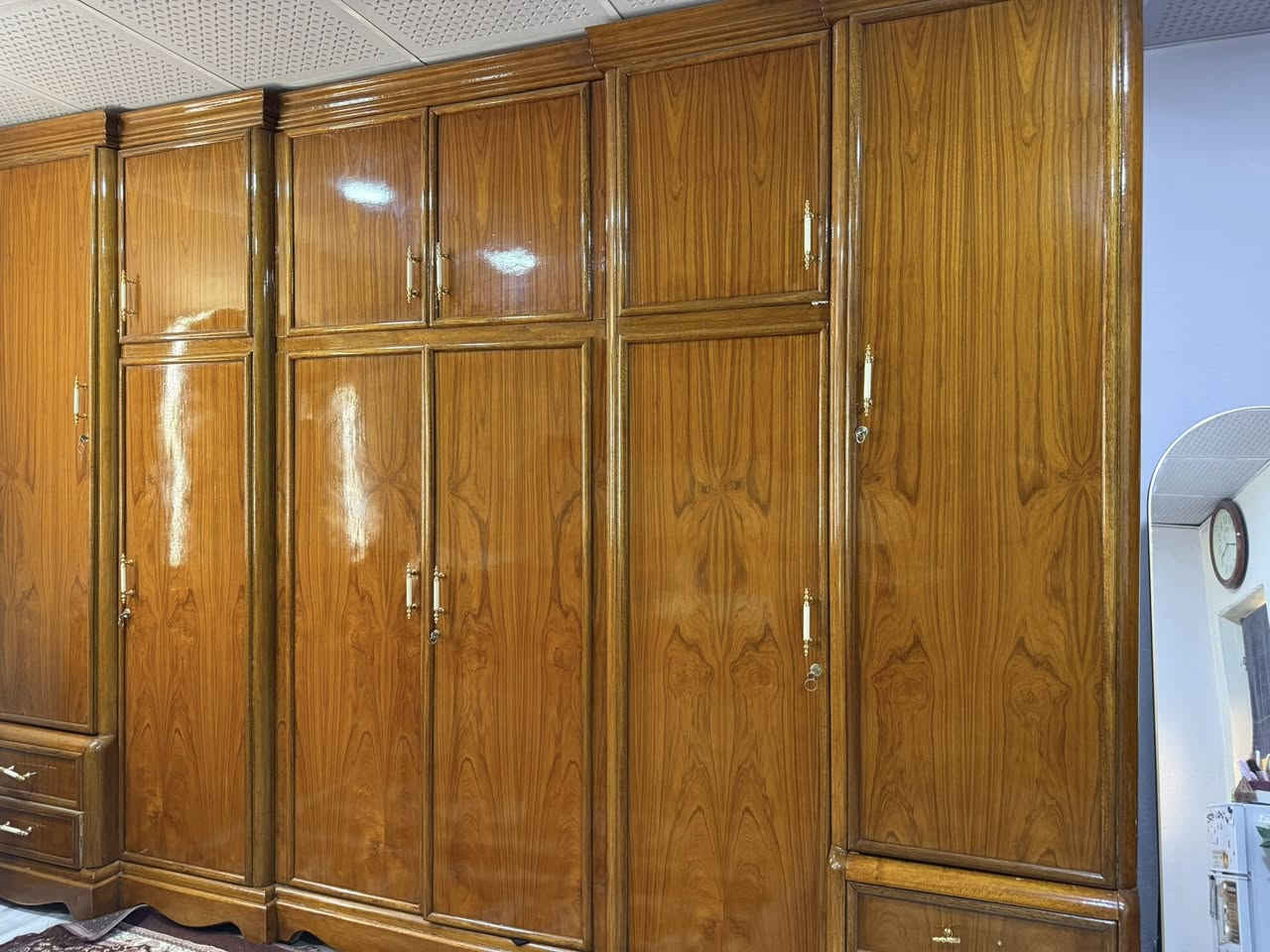 سلام عليكم غرفة خشاب تفصال 5ملم  خشب درجة أولى بعدهي جديدة مكان بغداد ***********
