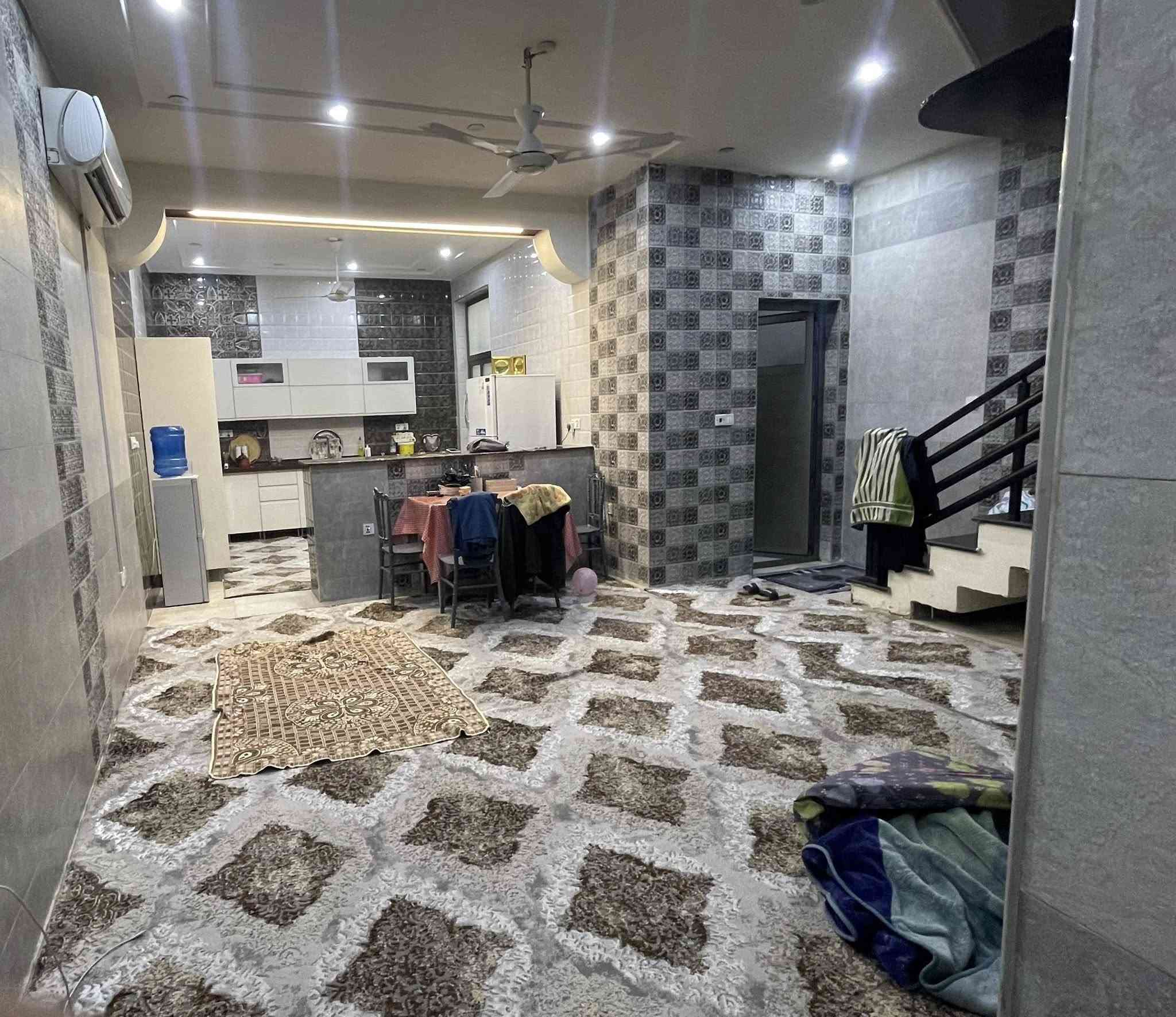 سلام عليكم بيت للبيع في منطقه زعفرانيه حي الامانه مربع ذهبي مساحه البيت 125 واجه 6وربع بناء 2024
متكون من 
طابق ارضي متكون من ستقبال وصاله مطبخ مفتوح عل صاله حمام 
طابق اول متكون من غرفتين كبار وصاله حمام 
طابق ثالث متكون من غرفه وصاله 
بيت طابو صرف سعر 220مليون 
للتواصل *********** واتساب مازنجر  فقط
