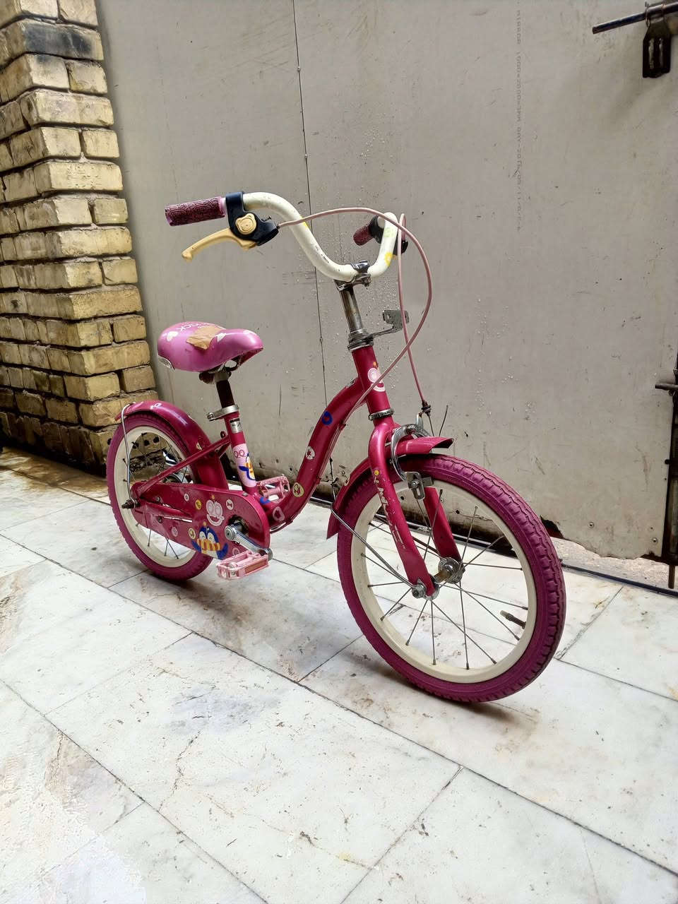 السلام عليكم 
بايسكل اطفال ياباني للبيع كسر حاوية سعر 65 الف مواصفات البايسكل:-
1- الون وردي مميز 💞.
2- الحجم 16 + تايرات لون وردي مميزات كتان اصلي ⚜️.
3- بريك امامي+ خلفي شغال 💯.
   🛑 مكاني 🏡 بغداد الشعب شارع الصحة قرب سوق صبح 🛑 يتوفر خدمة توصيل 🛑 رقمي للستفسار ***********
