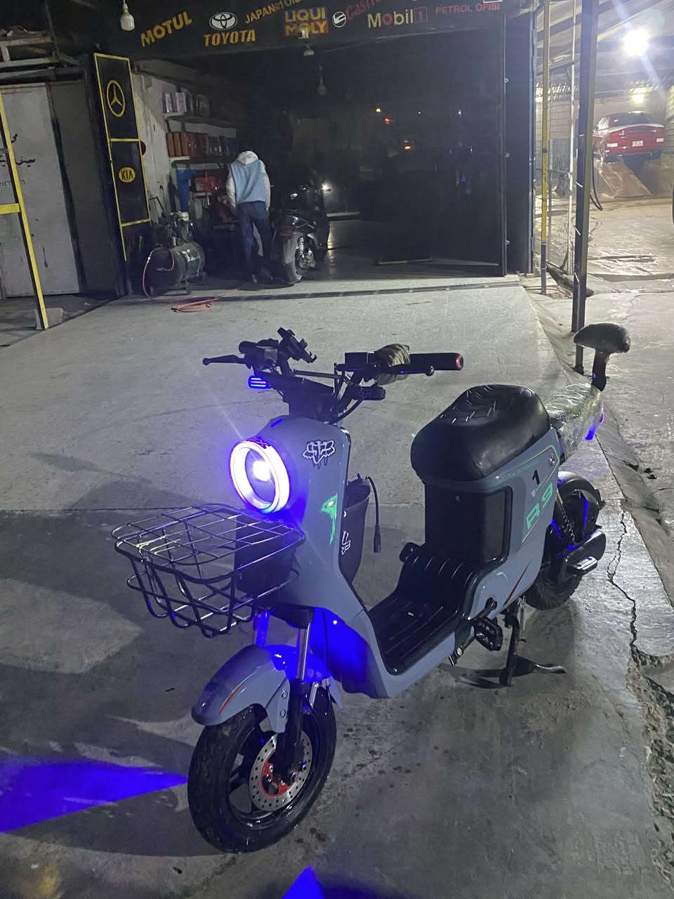 للبيعR9 بطاريات جديد كله جديد شاحنه كامل ماطور خير من الله للبيع فقط كفرات جديد صارشهر مستعمل ليت شغال كله شغال هورن 450بي مجال***********
