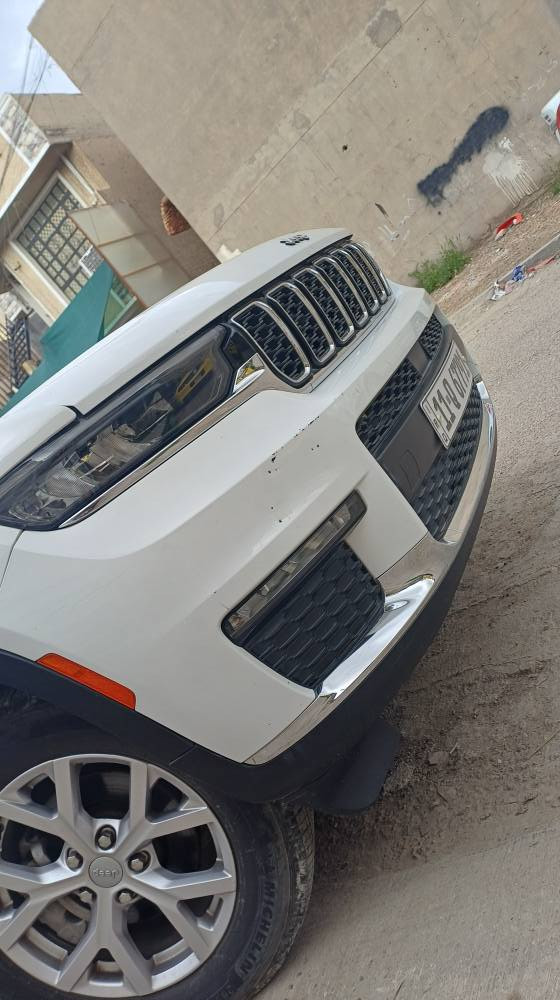 السلام عليكم للبيع او مراوس جيب كراند شيروكي موديل 2022 وارد امريكي بدون صبغ بيه ٣ قطع تبديل نفس الون وبيه تعديل بل شاصي شي بسيط سياره فوول موصفات لمتد ماشيه 40 ميل  سياره جاهزه اي نقص مابيه السعر 250 وبيه مجال  بسمي مكانه بغداد حي الجهاد استفسار اتصل *********** بغداد, العراق
