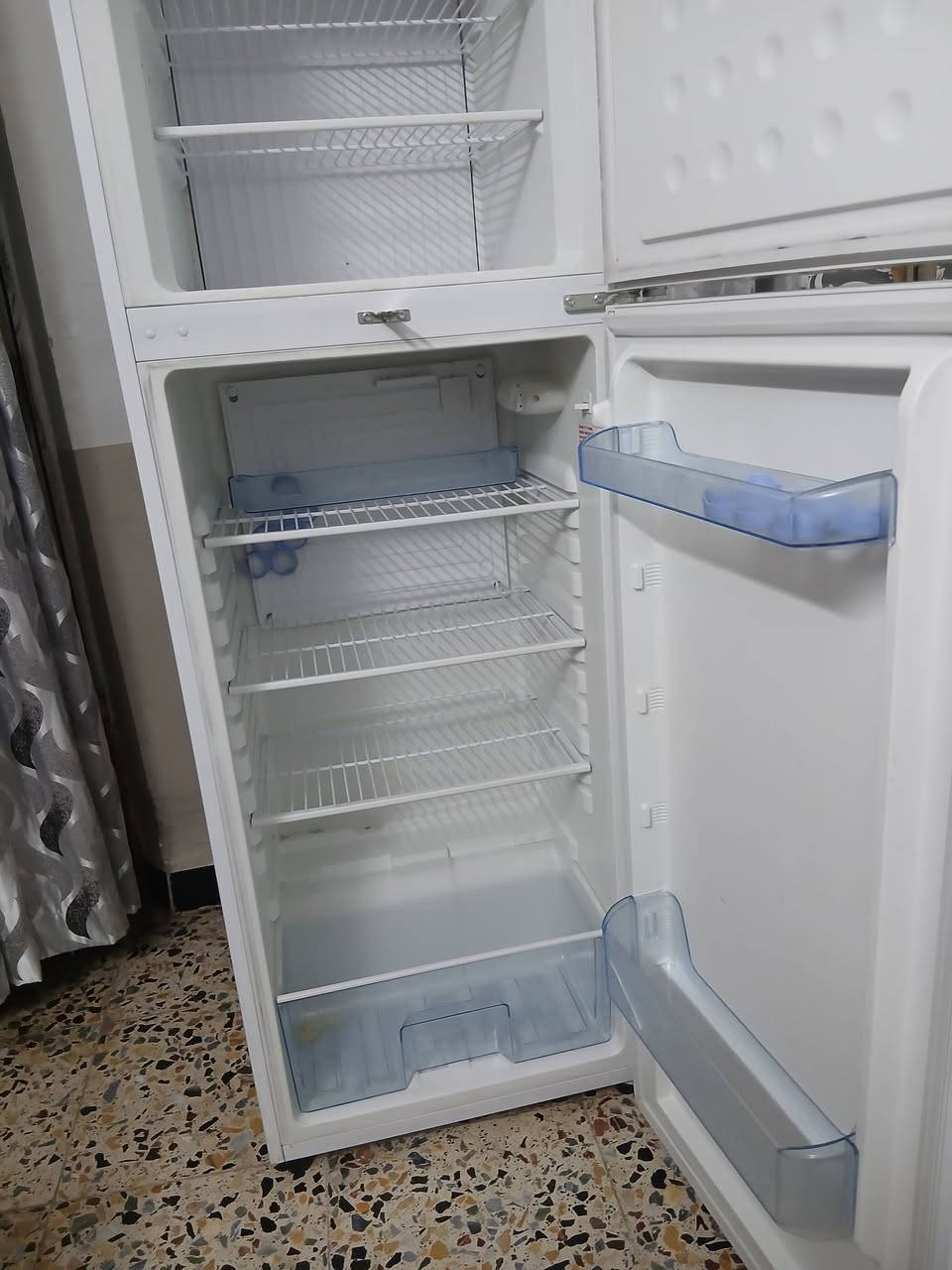 ثلاجه مامستخدمه جديده السعر ٣٥٠ الف الاتصال على الرقم ***********
