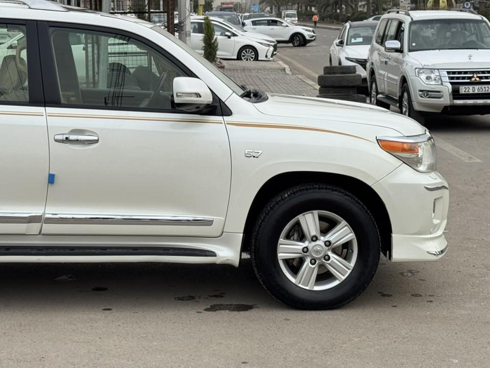 السلام عليكم VXR 5700 موديل 2013 جديدة على وضع الزيرو ماشية 160 الف
فتحة سقف
كشنات كهرباء وخزن ميموري
كشنات تبريد
صندوك كهرباء
5 بصمات
5 كامرات
حساسات امامي خلفي
شاشة كبيرة
ستيرن كهرباء خزن ميموري
تشغيل عن بعد
محرك 8 سلندر 5700 بشرط وكالة
جكات 
دشبول لكزز
داخل بيجي
ثلاجة
نظام صوت Boos
رادار امامي تحديد مسار
 قيادة ذاتية
داير ايرباك حتى الكشنات
لايتات عالي ناصي زنون 
تبريد منفصل 4 قطع 
شاشة تبريد تحكم خلفي كامل 
كشن خلفي كهرباء
السيارة مكفولة وجديدة عدا تكحيل بسيط بالجاملغ ممبين ابداً
اخوان هاي السيارة تختلف عن العادية وابو المصلحة يعرف شنو قيمتها 
السيارة معروضة 42 وبيها مجال بسيط 
مكاني بغداد البنوك
***********
