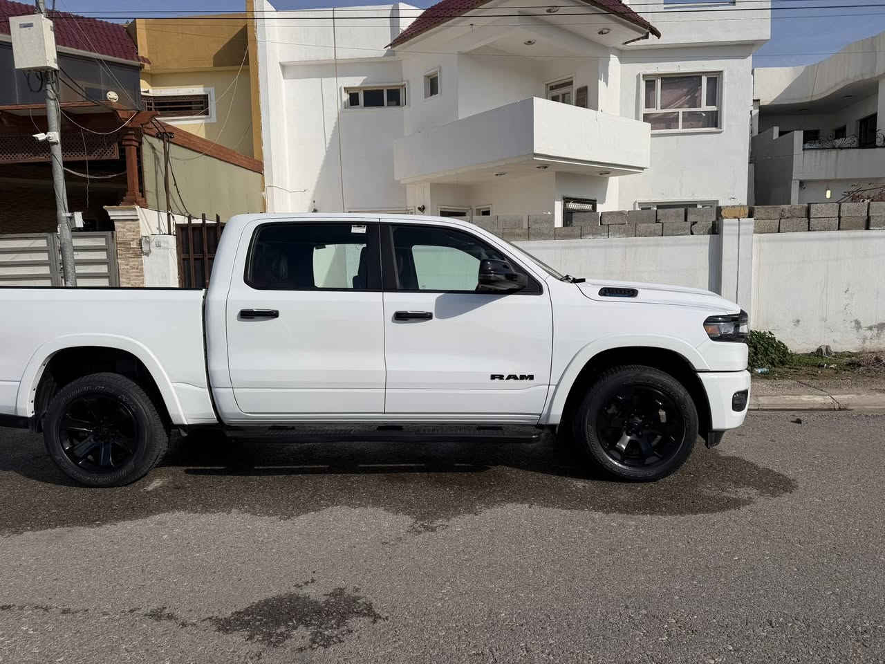 السلام عليكم دوج رام موديل 2025 بك هورن فول مواصفات ماعدا البنوراما  باب عريض بدي قصير المرغوب سته سلندر محرك ايتروك اقتصادي تشتغل على البانزين العادي شاشه تيسلا رادارات اماميه وجانبيه وخلغيه تبريد وتدفئه بالكشنات فور ويل سياره جديده بجم كبس ضررها جانبي فقط اسفل البابين بدون داخل ماشيه 16 الف تترقم اربيل فحص هزه مسويله كلشي جاهز صوره الحادث مرفقه
سعر البيع 325  مجال قليل
رقم التلفون ***********
واتس اب موجود
