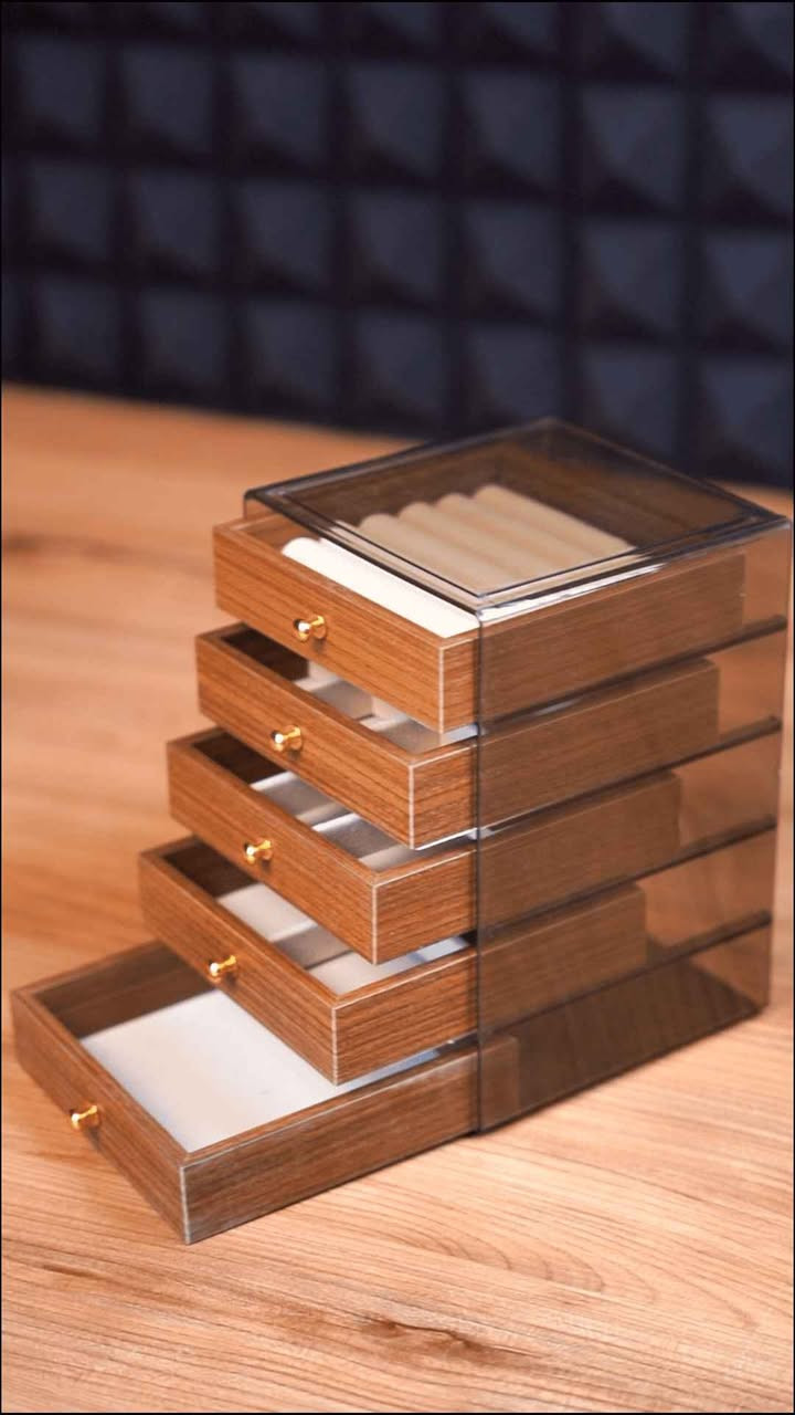 منظم مجوهرات خشبي فاخر بخمسة أدراج

الاستخدامات:

منظم شامل للخواتم، الأقراط، السلاسل، الساعات، والأساور.

مثالي للحفاظ على المجوهرات مرتبة، خالية من التشابك والغبار.

قطعة ديكور أنيقة وعملية لسطح التسريحة.

المميزات:

تصميم خشبي فاخر بلون داكن يضيف لمسة ملكية.

5 أدراج شفافة لرؤية المحتويات بسهولة.

كل درج يتميز بتقسيم داخلي مختلف لتناسب جميع أنواع المجوهرات (أقسام للخواتم، أقسام للسلاسل، إلخ).

مبطن بمخمل ناعم فاتح اللون لحماية المجوهرات من الخدوش.

مقابض ذهبية صغيرة وأنيقة سهلة الاستخدام.

غطاء علوي شفاف لرؤية الدرج العلوي بوضوح.

محتويات الصندوق:

منظم مجوهرات خشبي داكن بـ 5 أدراج.

الملاحظات:

سهولة التنظيف بقطعة قماش ناعمة.

حماية المجوهرات من الخدوش بفضل التبطين المخملي.

تصميم عمودي موفر للمساحة بـقياسات مثالية.

القياسات:

قياس الكارتون: 20 × 15 × 15 سم.

قياس المنتج: 13 × 13 × 19 سم.

قياس الجرارات: 12.5 × 12.5 × 3 سم. 
 F بغداد, العراق


**إذا كنت صاحب هذا الإعلان وتريد حذفه لأي سبب، رجاءا أرسل رسالة إلى الدعم الفني**