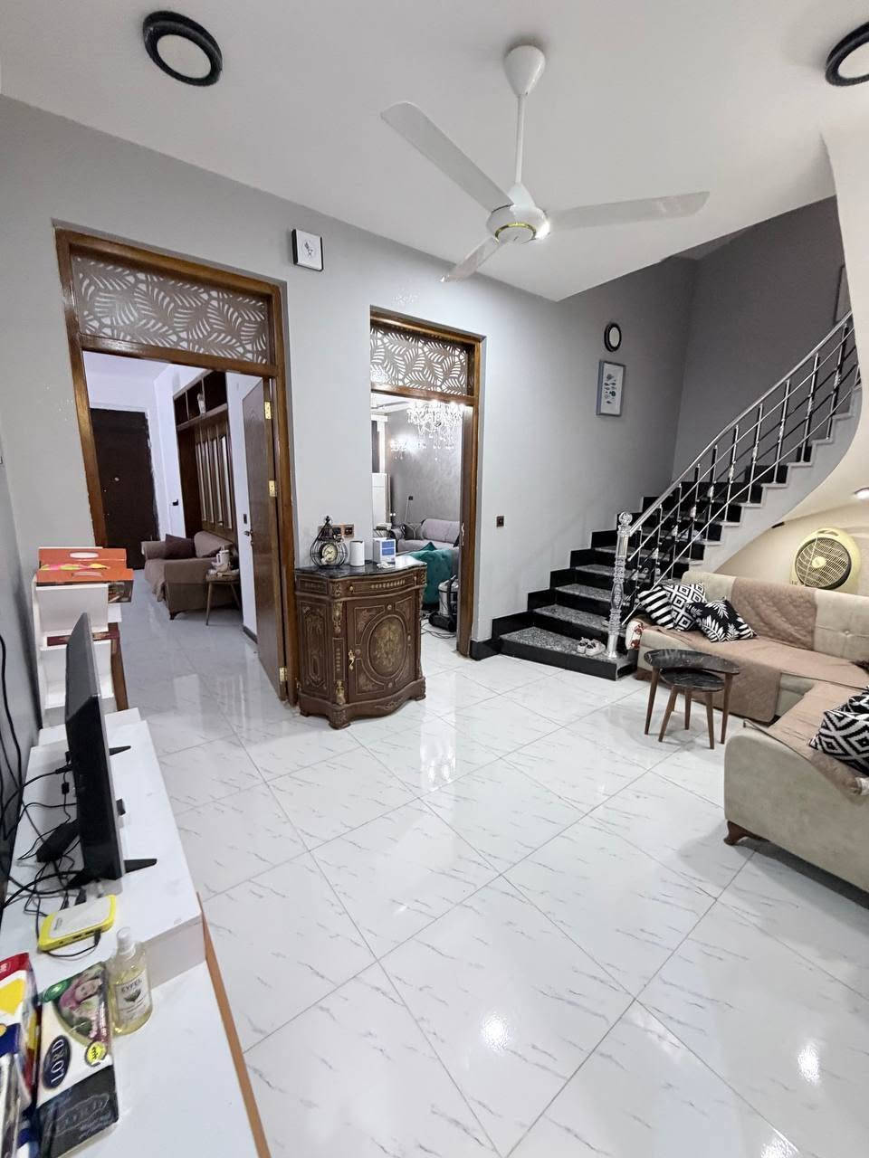 دار للبيع■150 متر واجهه 9.5 نزال 16■بناء2019■《***********》
●الطابق الارضي :
◇غرفه نوم◇هول داخلي◇صاله استقبال كبيره◇صاله مطبخ بارد◇حمام◇صحيات◇مناور جانبي و خلفي◇
●الطابق الاول :
◇3 غرف نوم◇حمام◇غرفه لوندري◇
تفاصيل وصور اكثر اتصال فقط
