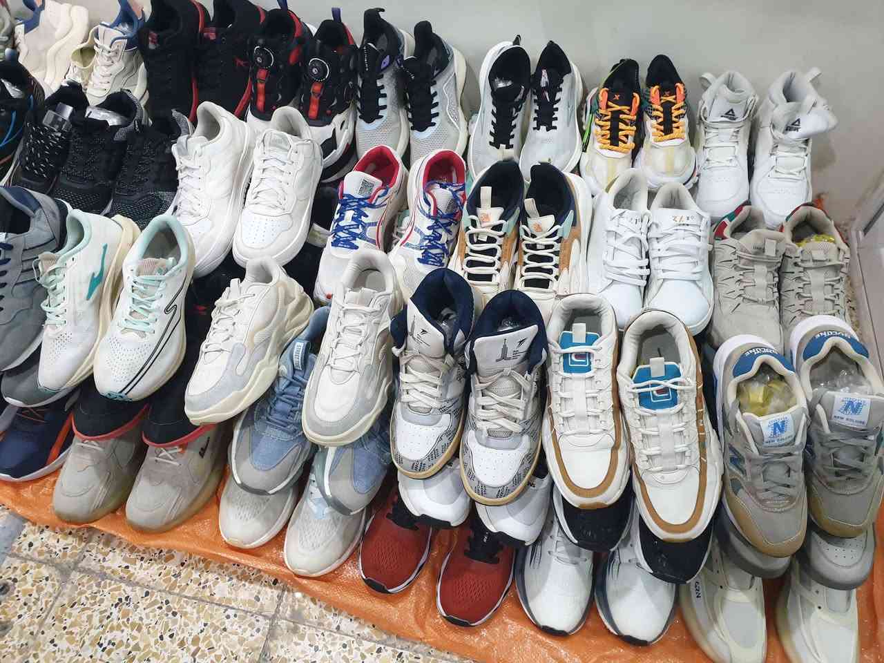 السلام عليكم احذيه سنغافوري اولى جاهزه ١٤٠ قطعه البيع جمله فقط للتواصل واتس ***********
