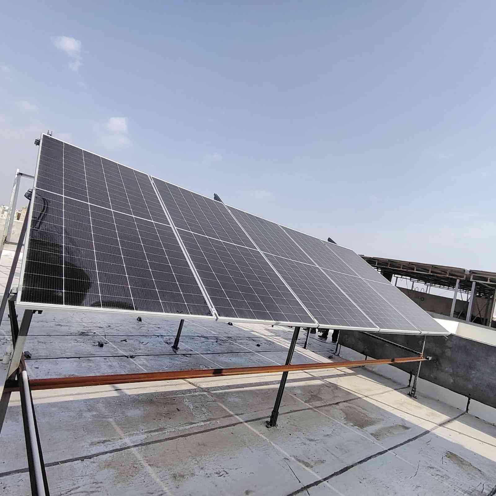 نعمل كافه الحداده و الاطاقات الشمسية لسقاف السنوديج وشبابيك والأبواب بانسب السعار ***********
