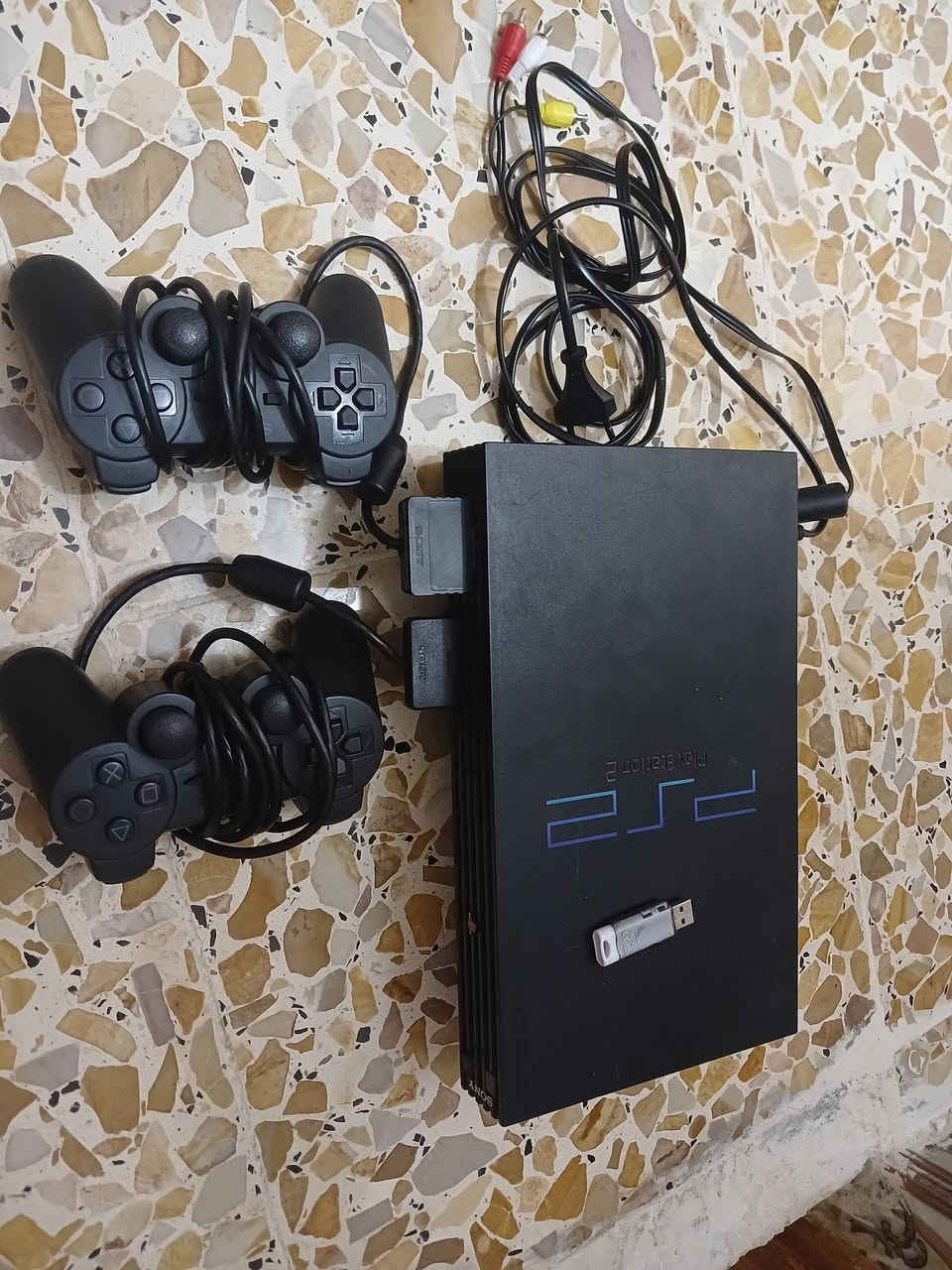 سلام عليكم عندي هذه البلي ٢ للبيع ملحقاته ثنين يدات و فلاش  قيم باليرضي بي الله والمسبح هم للبيع مكان مدينه الصدر الاستفسار خاص او ***********
