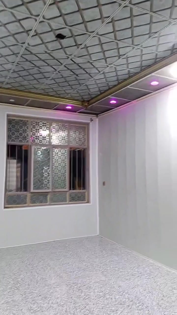 للبيع مساحته 150 كاطون رازي شارع ابو رباح خلف صيدليه صدئ شفاء متكون من غرفتين صاله مطبخ استقبال مع تانكيات ماي عدد2 وسخانات عدد2ومغاسل 2  سعره(. 130) وبي مجال  رقم تواصل ***********

