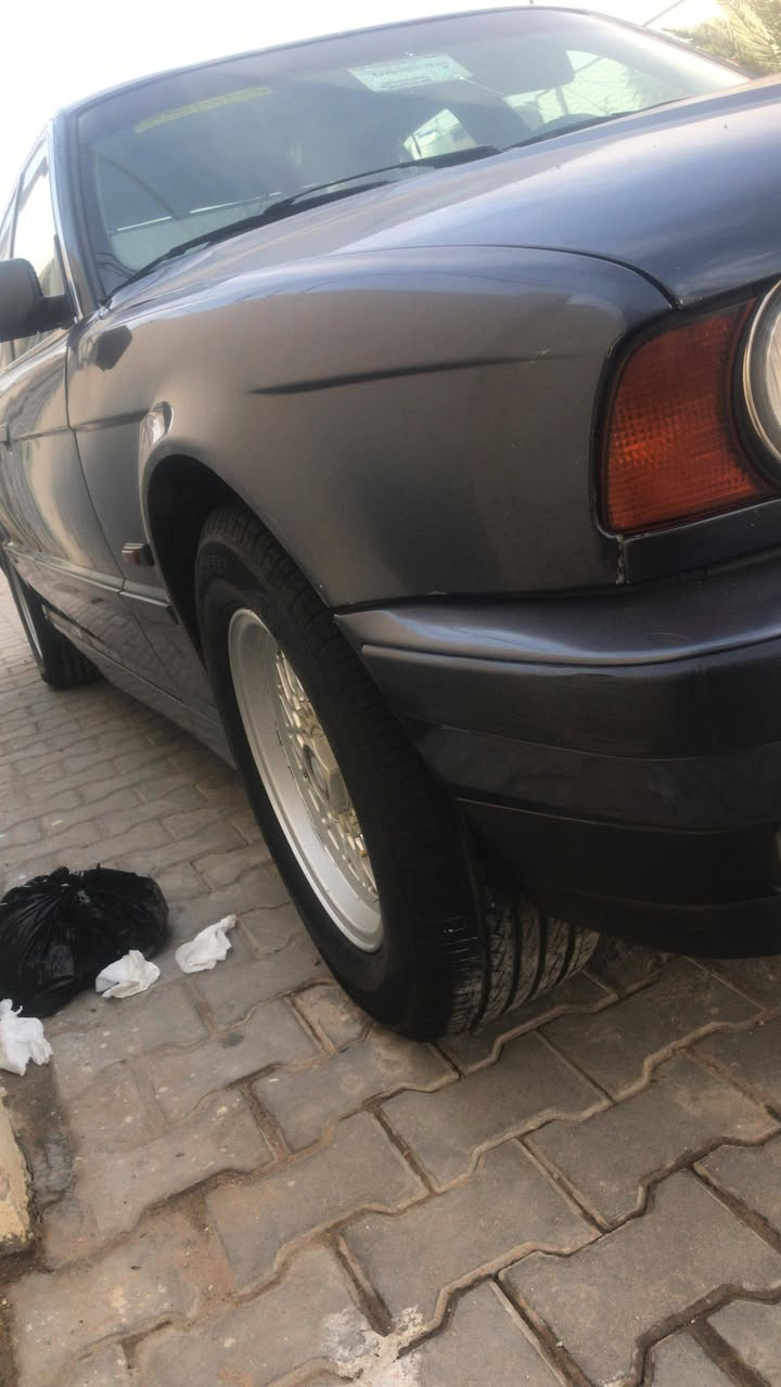 السلام عليكم
بيئم 525فانوس 
لون نفطي 
مسكر تك فانوس
اوتو موديل 1995
بجم عريض 
كير مكينه حاويه جديده 
اصل وفصل 25
أربيل وكاله 
السياره جديده مكانها نجف 
السعر 85$وبيها مجال 
***********
