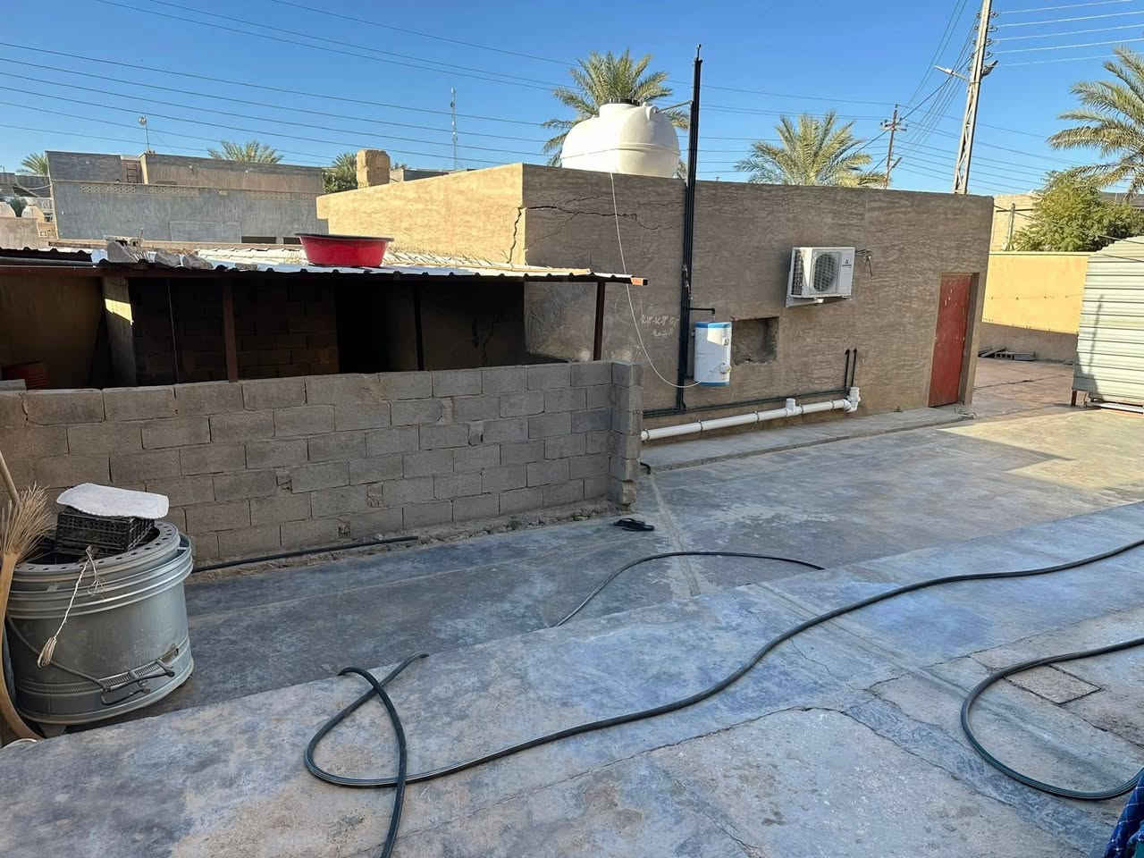 دار للبيع - حديثة منطقة السراي وادي الخمسة قرب مسجد السنة
يتكون الدار من طابقين - الطابق الأول ديوانية سقوف ثانوية - هول سقوف ثانوية كليدور
غرف نوم عدد واحد ١
ممر داخلي
مطبخ
حمامات داخلية وخارجية
الطابق الثاني ثلاث غرف مع مجمع ممر
كراج
محلات عدد ٢
بناء الطابق الأول حجر
بناء الطابق الثاني بلوك كبس
جنس العقار طابو صرف - تنازل مباشر
المساحة الكلية ٨٤٦ متر
للمزيد من التفاصيل يمكنكم الأتصال على الرقم ***********
