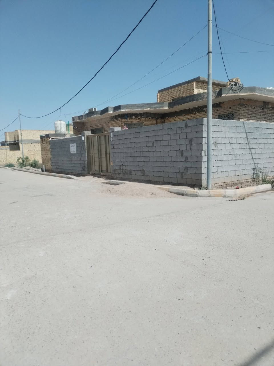 بيت للبيع
المكان حي الصدرين ركن على وجه متنزه
المساحه 400م طابو صرف

يتكون من استقبال
صاله عدد 2

ثلاث غرف

مطبخ

وصحيات

بناء طابوق 2025 صب كونكريت

كامل خدمات بيت جاهز
***********
