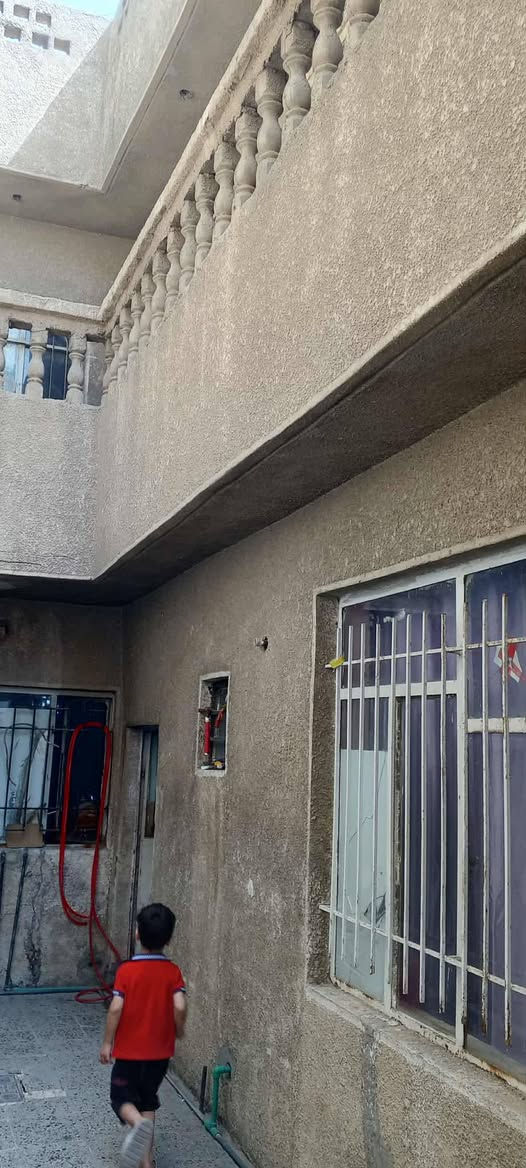 دار للبيع مساحة 300متر حي الرئاسة العبيدي خلف أسواق عقيل الجملة يحتوي الدار على استقبال 3غرف وصالة وصحيات عدد 2 مع حديقة تحتوي على نخل البيت ورثة والورثة متفقين على البيع وكل اجرأت ألبيع جاهزة ملاحظة الدار ملك صرف كراج كبير يتسع إلى 2سيارة للاستفسار اكثر اتصل على رقم الهاتف ***********
