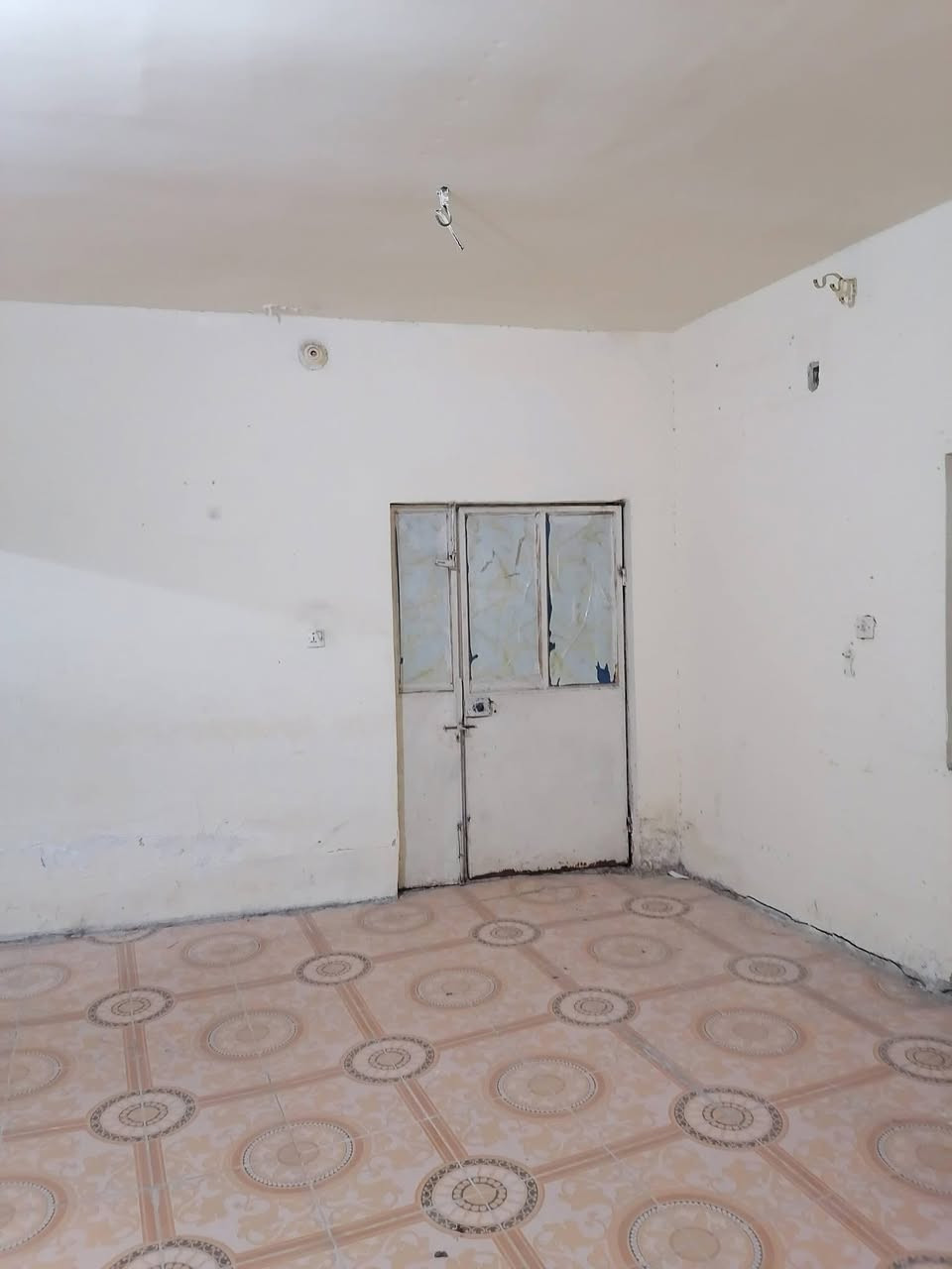 دار للبيع سند ٢٥ تحويل مباشر المساحه ١٣٥ متر في شارع بيت ال غضيب في الساحه المواجهه للحسينيه والبقال مكون من غرفتي نوم وصاله ومطبخ السعر المطلوب ٤٧ مليون وبي مجال للإستفسار الاتصال على الرقم *********** واتس اب وشكرا

