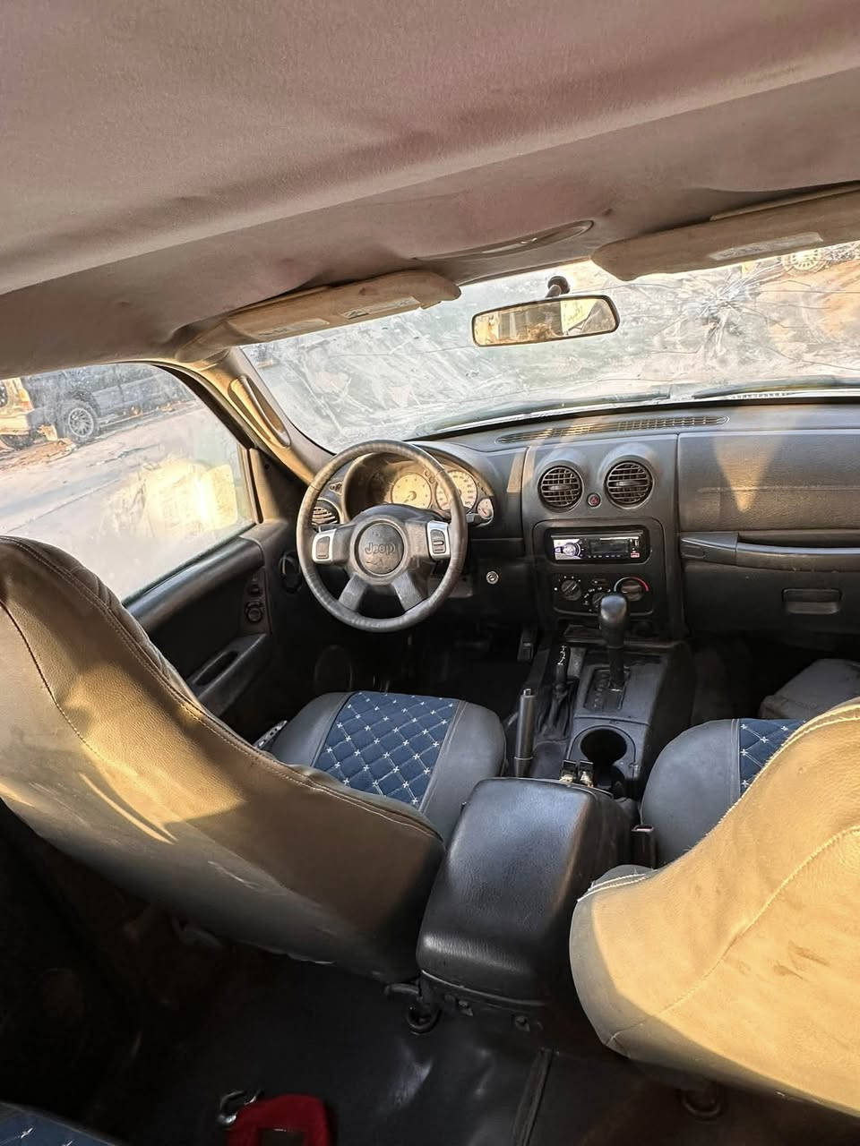 جيب لبرتي للبيع موديل 2004 سياره مال مزاد وزارت دخليه كير مكينته مكفلات 3/700 لا تبخير ولا تنقص  جديده حداديته نص عمر كهربياته كله شغله مصبوغه عام اثر جراد مكفوله من لضربه  من لعيب شرعي مستعجل عله بيعته  سعر 50 وبيهه مجال تواصل خاص او عله رقم ***********
