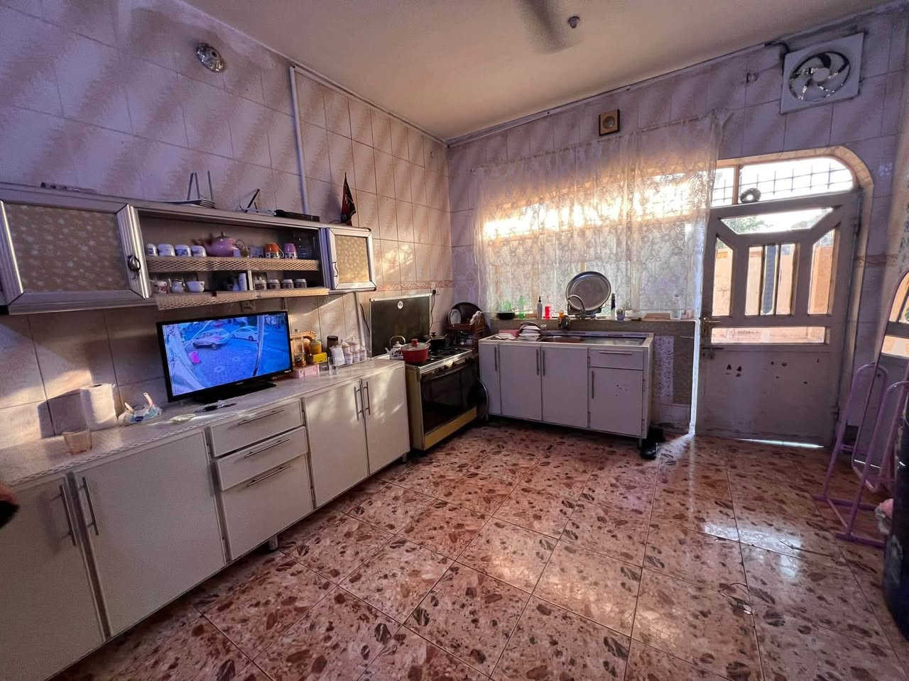 #دار_سكن_للبيع_في_منطقه_الجمعيه_دور_العمال_
المساحه 235 الواجهه 10 النزال 23 ونص شارع 15 متر مقابل  البيت شارع 12 متر بناء 2014 
للستفسار الاتصل ***********
