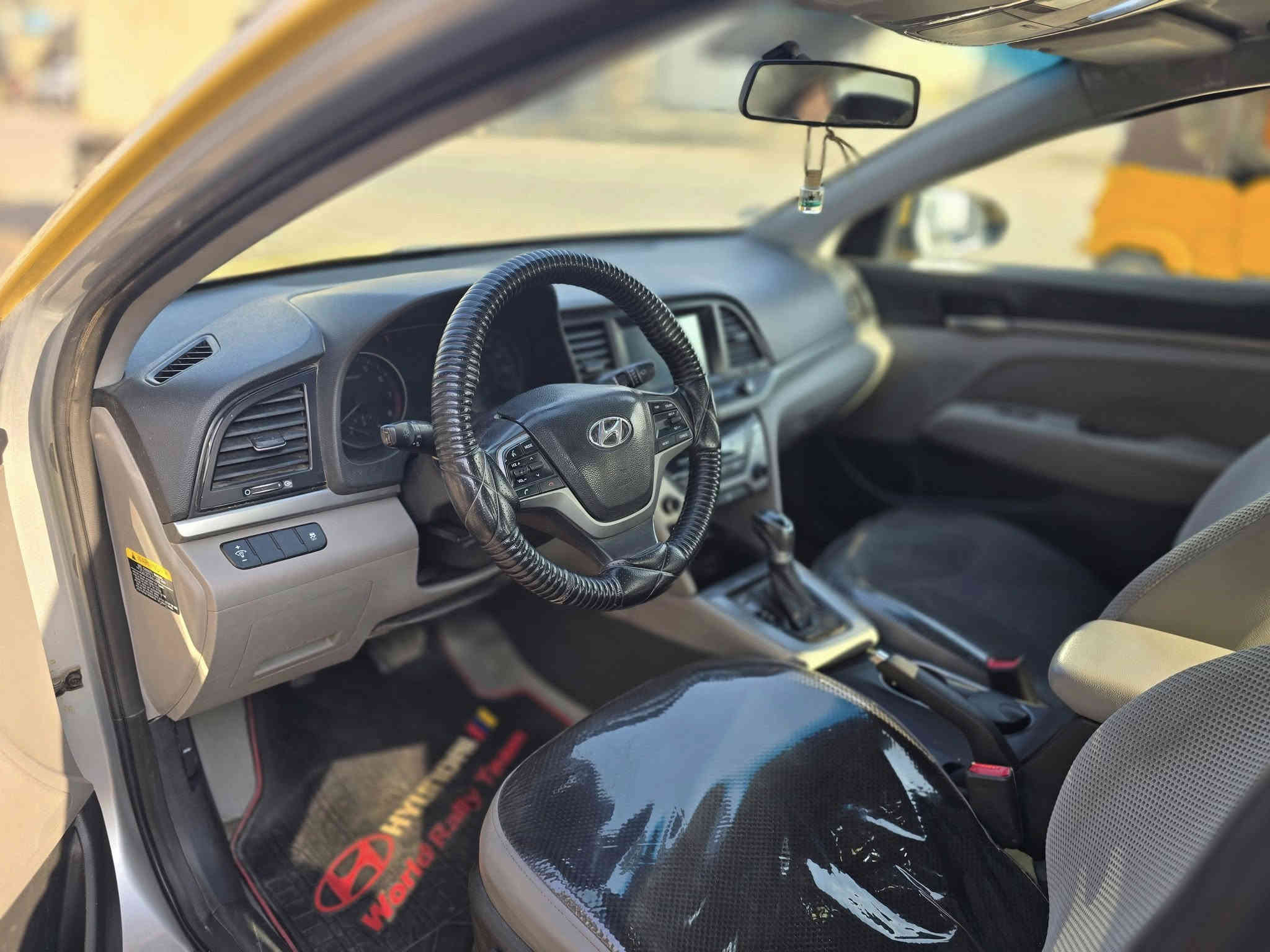 السلام عليكم النتر٢٠١٧ ماشيه ١٠٧سياره صبغه ثانيه معمره كير مكينه مكفوله بيها بدايه الغد ول شاصي سياره كلها ليبل واحد عده جاملغ جهت اليمنه سنويه ٣٠ بسمي مكانها البلديات قرب ملعب صناعه ***********
