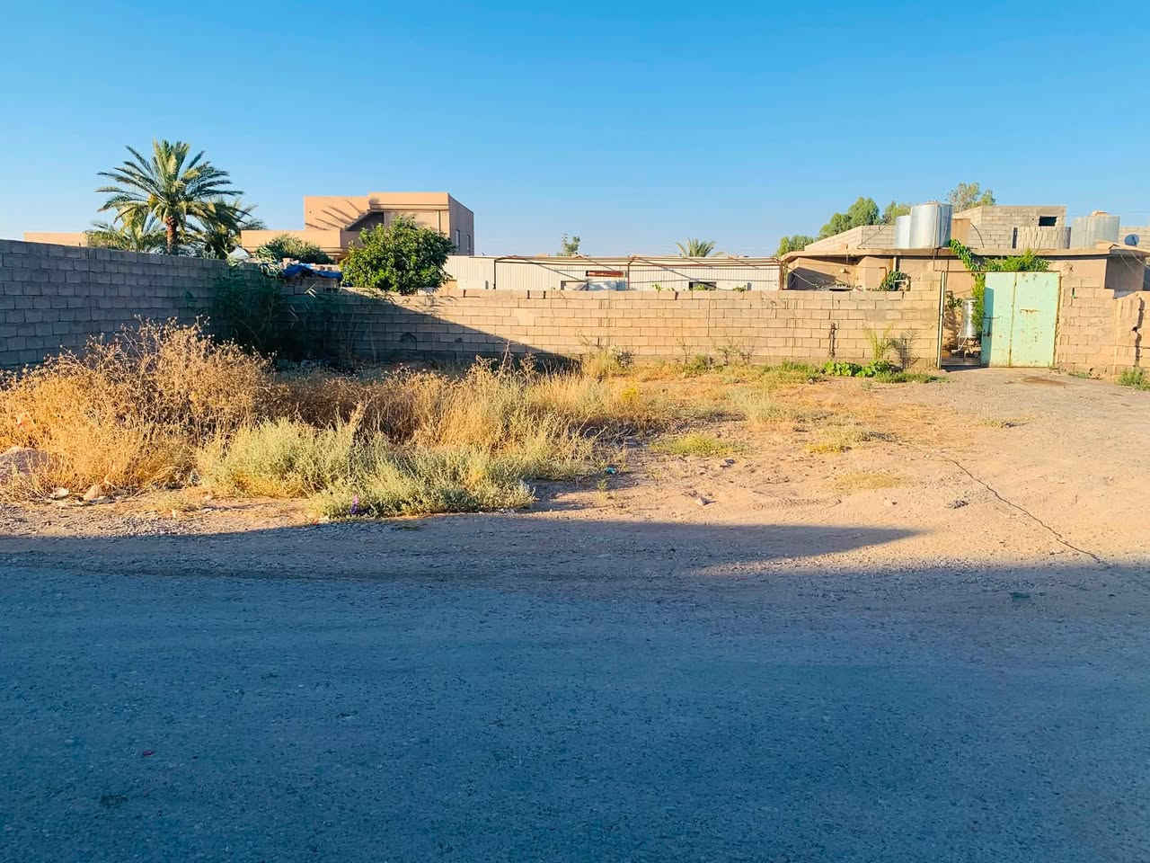 قطعة ارض للبيع 520 متر +كرفان امريكي ٣ غرف مع ملحق صحيات و مطبخ مؤجر حالياً المشتري يستلم الايجار بداية الشهر القادم
الموقع بالقرب من مدرسة المختار 
الارض والكرفان جاهز من كلشي واصله ماء وكهرباء وتبليط كامل مكمل 
سعر الارض مع الكرفان مع الملحق ١٥ مليون وبي مجال 
للاستفسار 
***********
