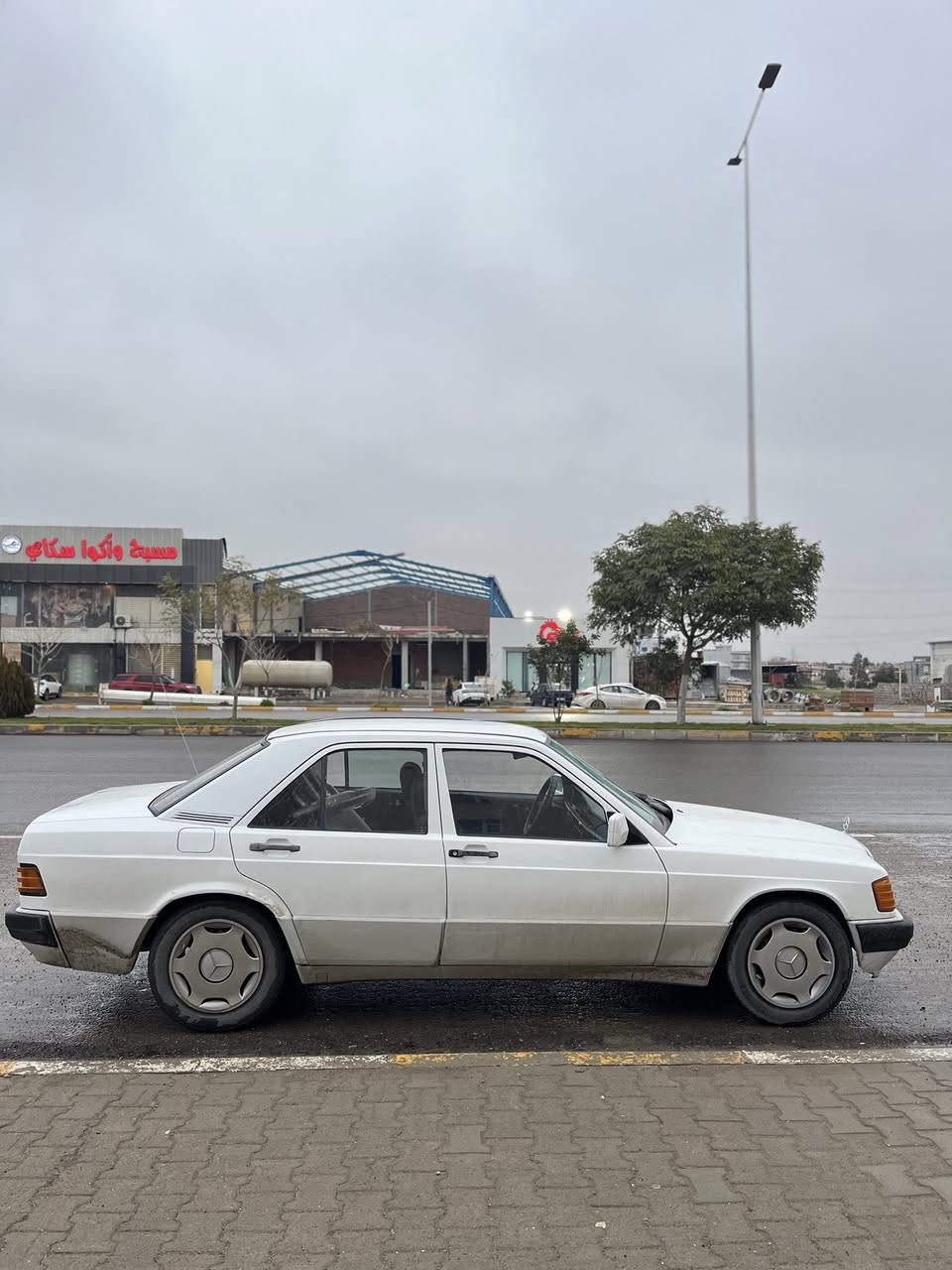 للبيع مرسيدس E190 (طيارين)
موديل 1987 

🔧 المحرك:
 • مكينة 2500
 • 6 سلندر (مكينة ونجي)

🚗 حالة السيارة:
 • الدواخل بلادي نيلي
 • هورن بوش
 • شاشة اصلية
 • حدادية جديدة
 • تخم تاير جديد
 • كهربائيات شغالة الجامات امامي كهرباء
 • باتري جديد
• بدون خياس
 • مكفولة من الحادث القوي
 • بيها صبغ قطع فقط
 • رقمها إنگليزي 
 • باسمي تحويل ثاني يوم
• لايت زينون
• ماشيه 200 الف حقيقي

💰 السعر: 65 وبيها مجال بسيط
📍 العنوان: كركوك 
***********
