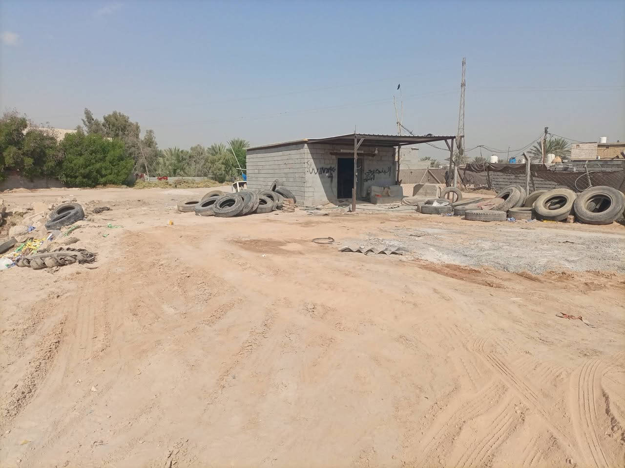 قطعه تجاريه للبيع الموقع شارع رابط قرب السيطره الابراهيميه تبعد عن اليمام 8كيلو تصلح حسينية او مخزن او مخزن او محلات كلشي ترهم 350متر سعر وباقي تفاصيل عل رقم *********** متفونه وكامله وبيه محل طريق زوار عقد زراعي 117
