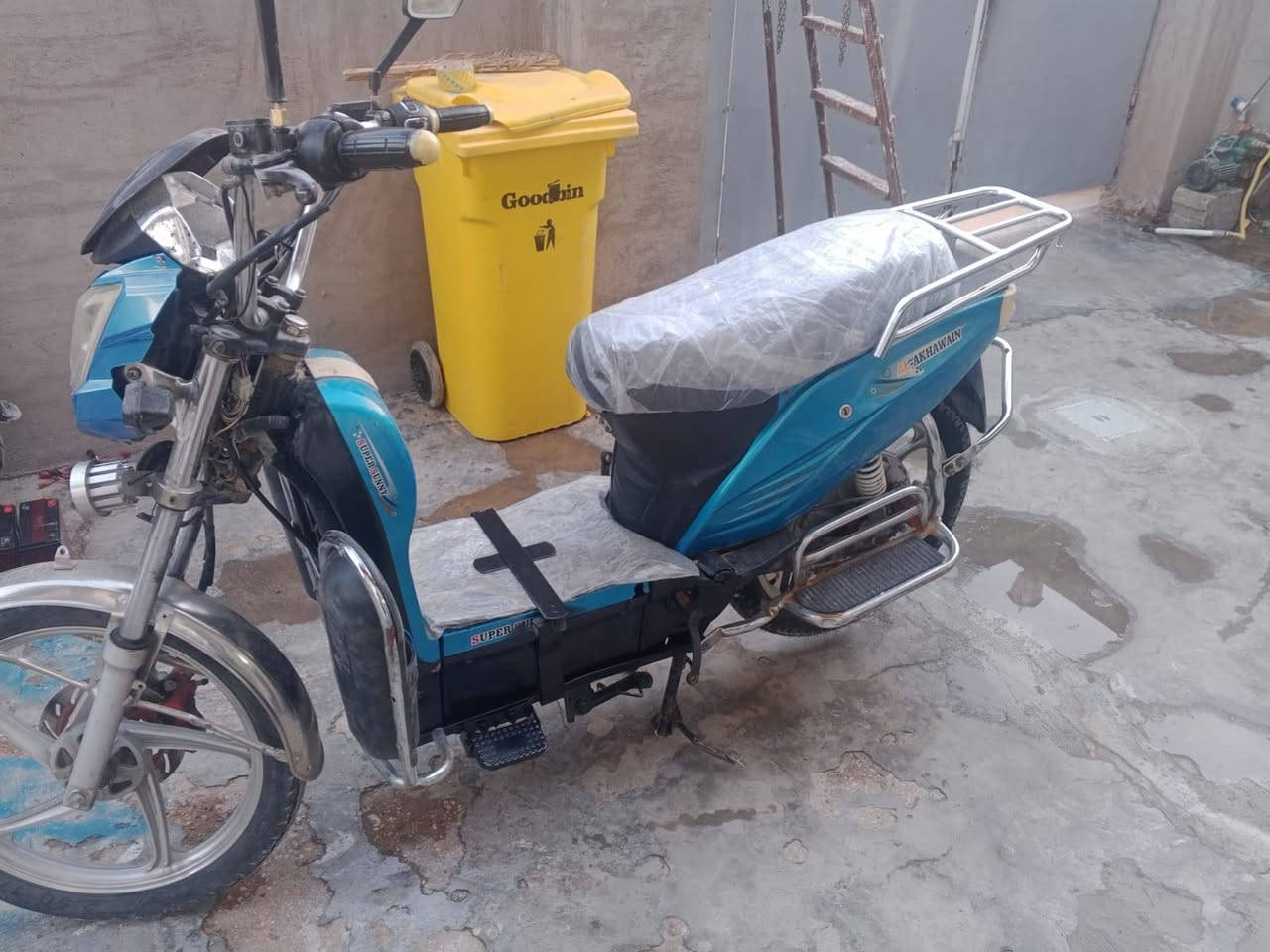 السلام عليكم ورحمه الله وبركاته
دراجه شحن للبيع نوع هارلي بدون بطاريات 
كشرهة زين بس يرادلهة ويل امامي وشويه نقوصات 
السعر 180 وبيهة مجال 
الهاتف *********** واتساب
