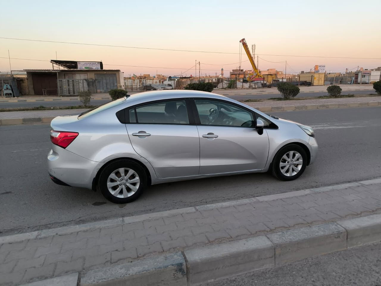 كيا ريو 2015 خليجي للبيع محرك 1600  السيارة على ايدي باسمي اخذتها زيرو ماشية 41 الف كم فقط بحالة ممتازة رقم اوربي جديد والسنوية جديدة 
المواصفات 
زجاج كهربائي 
سنترلوك
مشغل اسطوانات CD
مكيف
نظام انذار 
اكياس هوائية 
مدخل UBS/AUX
تحكم مقود 
كشنات مغلفة جلد 
كاعية ارضية مغلفة جلد 
السعر 97 ورقه وبيها مجال بسيط 
للاستفسار الاتصال على القم ***********
