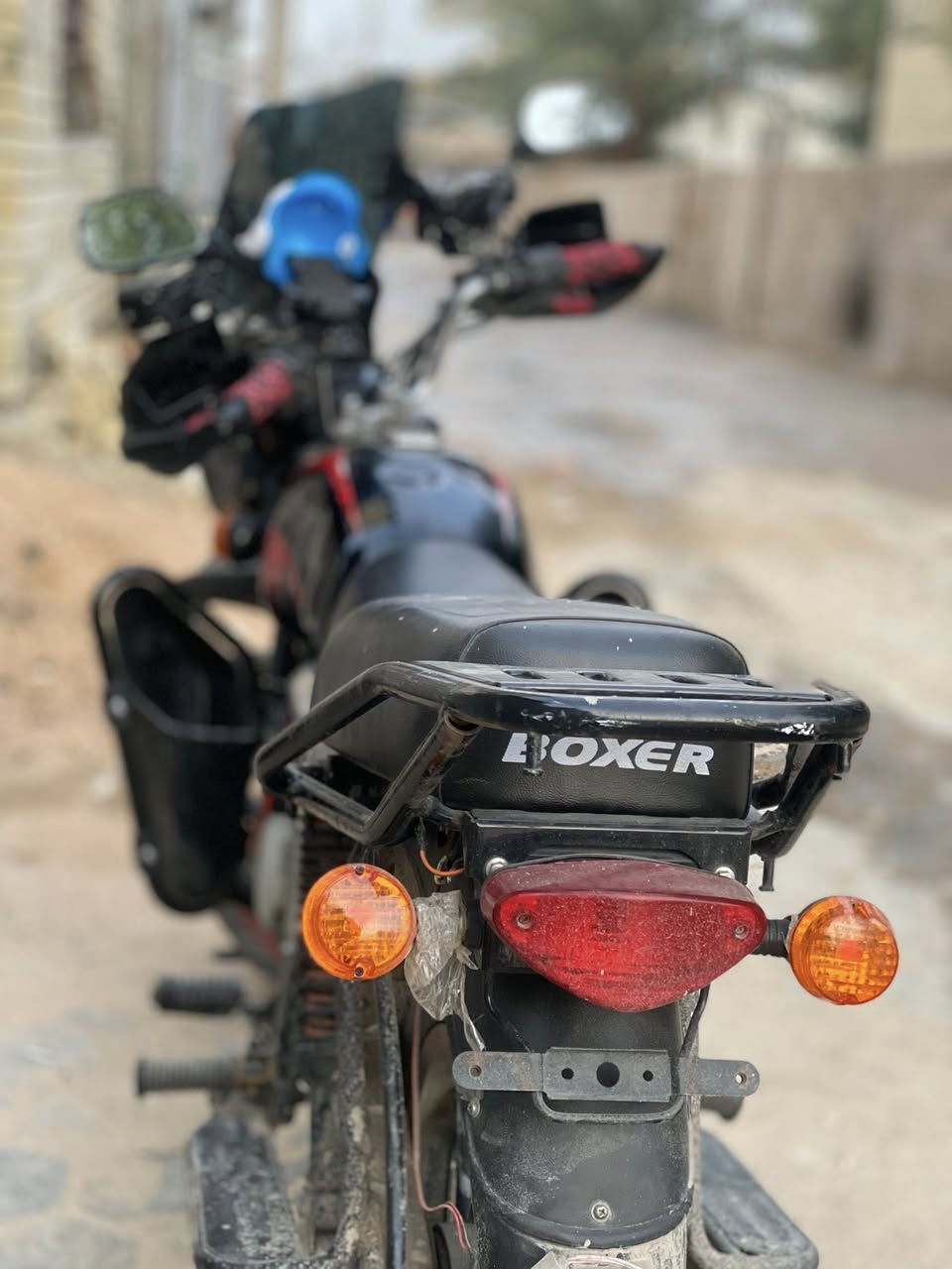 السلام عليكم
بوكسر موديل 23للبيع اوراق اصولي
الدراجة مجفته مره وحده دهن كله موتل 
الدراجة نضافه 95%
الدراجة عليها زنون وكشافات وهورن طاط 
الدراجه بس عوزها كاك بانزين وتنضيف للكابريتر 
السعر مليون و ٣٠٠ وبيها مجال 
مكاني نجف واتساب ***********
