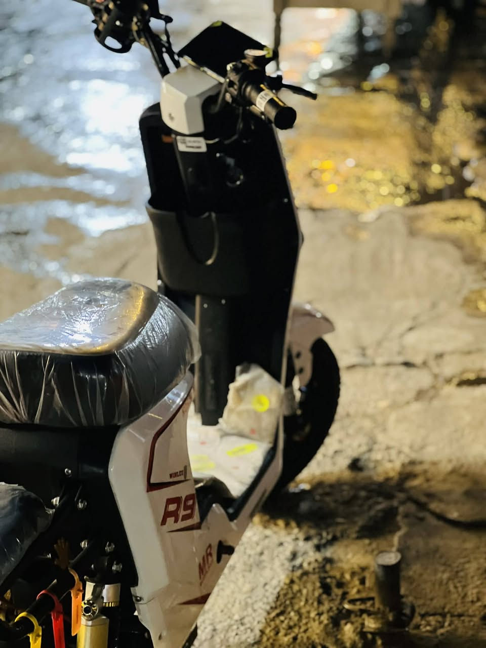 السلام عليكم R9 للبيع مطور اخو الجديد بطاريات شرط ابيعك عل فحص موصفات مثبت سرعه ليد دوار سكن أخضر عالي ناصي زنون بك لايت متغير بي نضام Rللخلف شاشه اكترونيه وباقي معروف بي هورن ابامه المطور بي نصبه تخبل  بي نواقص بسيطه بس طفريه مكسوره تلحم وجمل الملغ الكلام بي فطر /مكاني أيسر مجود خاص رقم***********
