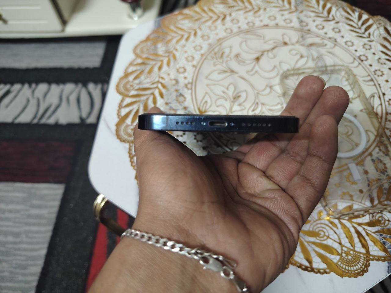 سلام عليكم آيفون ١٢شركه ماستر تلفون نضيف قبل يومين بدلتله بطاريه تقره١٠٠ امدل فقط بطاريه مكان تدبير السعر ٣٧٥ رقم ***********
