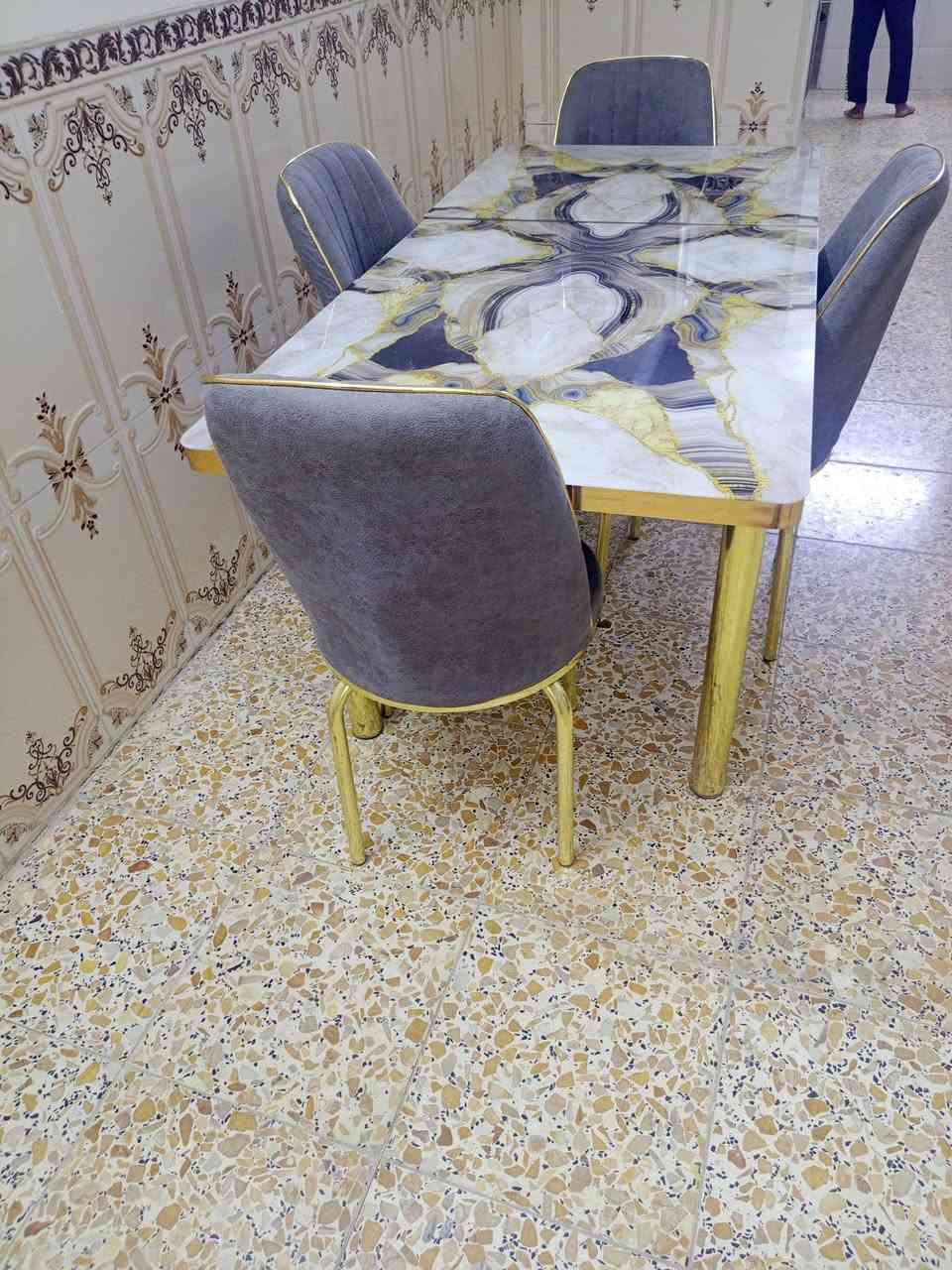 ميز طعام مع 6 كراسي اخو جديد قبل شهر خذنا لبيع السبب ضيق المكان 

خذنا 250

وريده 200

العنوان العبيدي الرئاسة شارع 20 

***********
