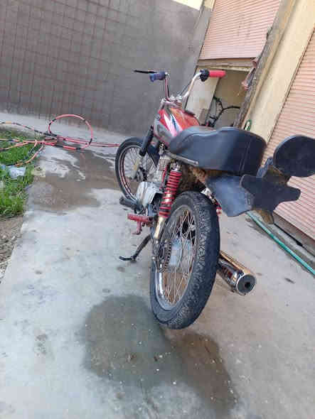 سلام عليكم دراجه للبيع شاصي ارشه موديل 12 مكينه 18 القديم دراجه نضيفه سعر 400 وبيه مجال الداجه بدون ***********
