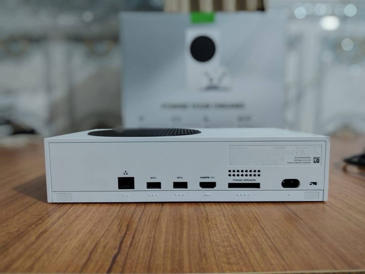 اكس بوكس سيريس اس ذاكره واحد تيرا نضيف مع خدمة كيم باس لمدة شهرين مع يدة اصلي وتجاري وشاشة ام اس اي بسعر650 واذا البلي وحده 650 مع العلم البلي مشتري قبل شهر والله