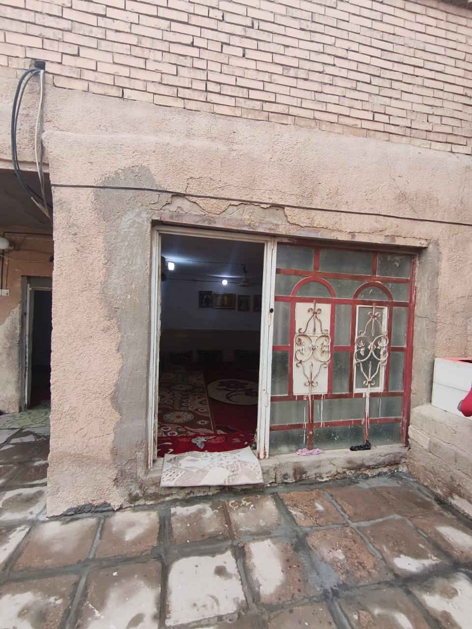 يا الله بيت للبيع المساحة 325 ركن الرضويه الخامسه قرب مدرسة البطولة بناء قديم بي ثلاثة غرف نوم ومطبخ وهول واستقبال حمامات داخليه وخارجيه  ***********
