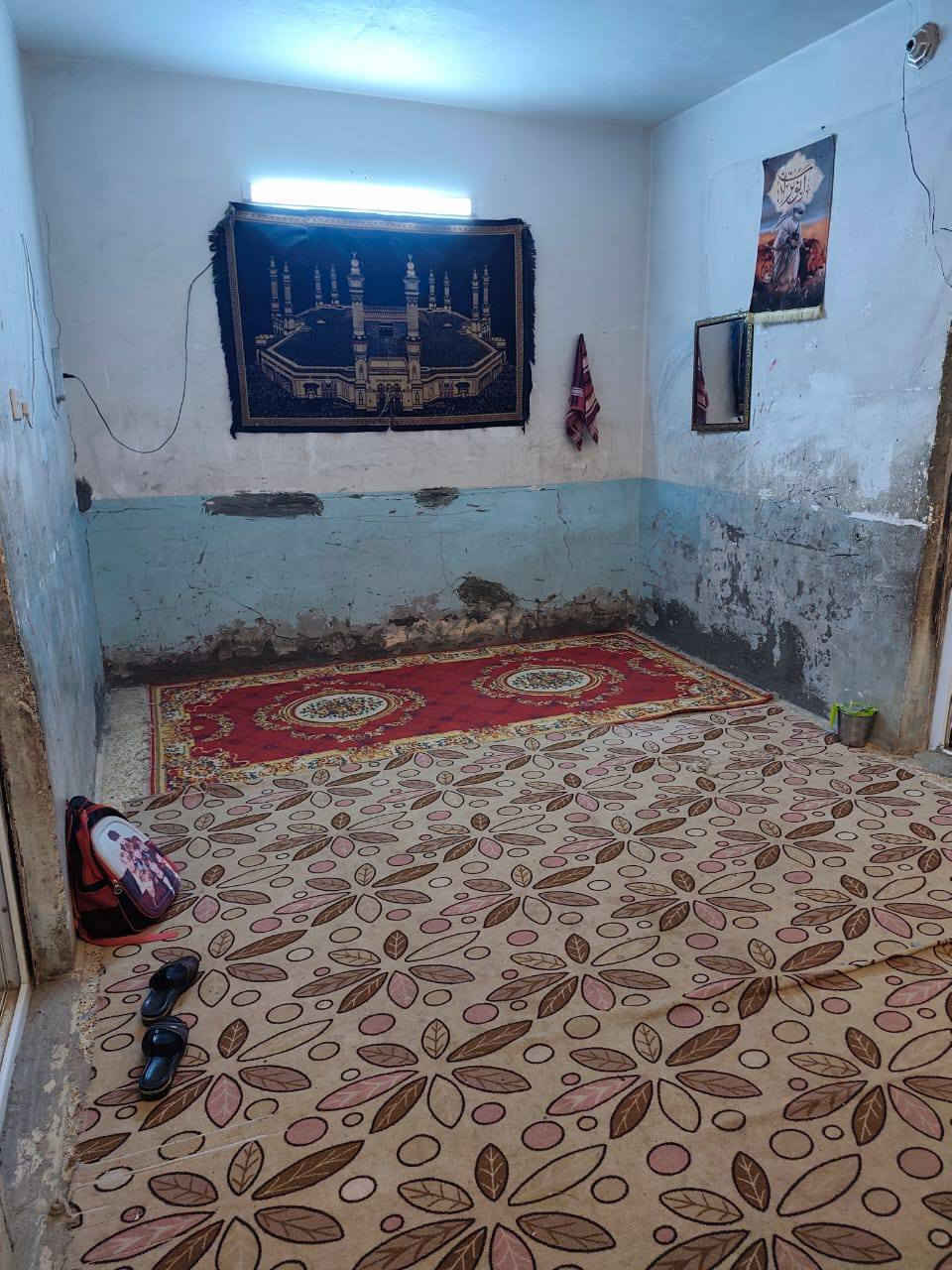 سلام عليكم بيت للبيع  يحتوي علا اربع غرف واستقبال وصاله ومطبخ وحمامات المساحه 150 العرض 6 متر والنزال 25 موقع الدار  منطقه الجاير  قريب علا السوك اوالحولي مكانه حلو عقد 25 اقرار محكمه  البيت بناء شبه قديم بعد كلمن وضروفه  للتواصل ***********
