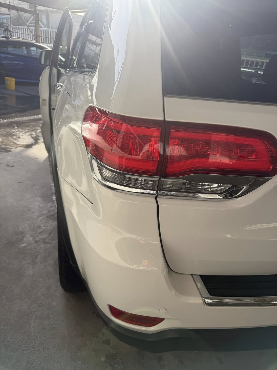 السلام عليكم .. للبيع جيب شيروكي موديل 2018 لمتد فول مواصفات بانوراما داخل جلد اسود شاشه جبيره كشنات كهرباء مدفايه رقم بغداد لون ابيض ماشيه 48 الف ميل بيها صبغ جاملغ وبنيد وجوه الكلر مال باب السايق والورا كيرها وميكنتها مكفولات ومسيرفسه السياره بدون اي نقص سونارها وصور حادثها بالمشنور ودواخلها وشواصيها مكفوله السعر 22000$ وبيها مجال للاتصال *********** بغداد الوزيريه
