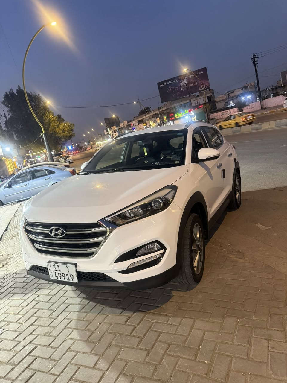 ياالله السلام وعليكم للبيع هونداي توسان 2018 خليجي ماشية بحدود ال91 KM السيارة خير من الله بدون حتى بارد فقط بيها كارت بلباب الي خلف السايق مقدار 4 اصابع كير مكينة  بلاد غير مفتوحات سبير منازل على وضعية الشركة السيارة باسمي مواصفات اعتيادية والسونار موجود داخل المنشور وفقط شكم رصعة بسيطات بلقمارة السعر ب176 وبيها مجال للطيبين للاستفسار اكثر الاتصال *********** العنوان بغداد البنوك او حي سومر ولكم جزيل الشكر
