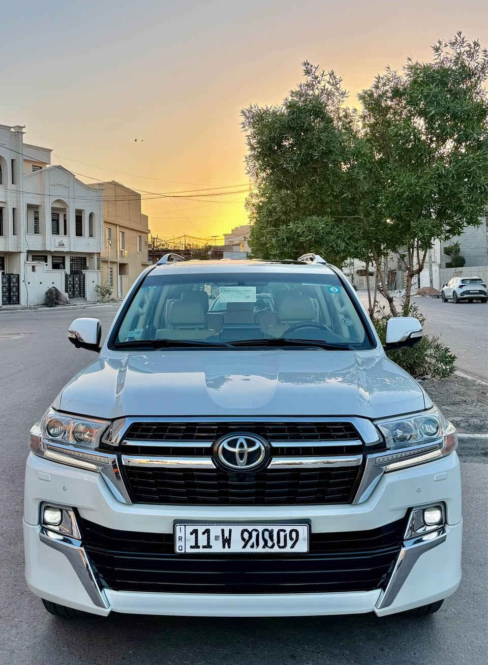 السلام عليكم لاندكروز 2017 بريم وايت اديشن 
سياره جديده مكفوله من الصبغ والضرر حته الدعاميات مجرد بارد بسيط مكانين مامبين مواصفات بريم معروفه 
8 ايرباك ثلاث شاشات سلايد بصمه ثلاجه لايت زنون بلادي كشنات جلد كشنات امامي كهرباء كشن السايق٣ دكم 
مري قلاب وشفط حساس امامي خلفي زراك لايت كامرات دوسات ليزريه مكينه 4000 تنفس طبيعي 6سلندر 
رقم بغداد إنكليزي باسمي سياره جاهزه بدون اي نقص 
ماشيه 93 الف السعر 465 ورقه وبيها مجال للمشتري 
للاستفسار *********** مكاني بغداد القاهرة بغداد, العراق
