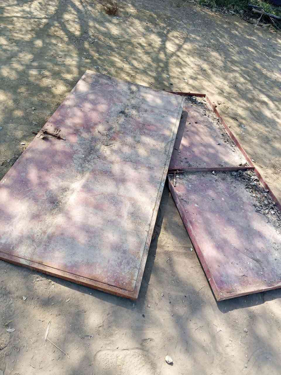 للبيع شفت حديد ثقيل درجه اوله الطول 5متر سعر الواحد 20 وبيه مجال العدد 10 +بيبان عدد 2 درجه اوله حديد ثقيل وقوي سعر الواحد ب15... 63969870 0770متواحد 
على الوتساب مستعجل على بيعهن عندي مريض
