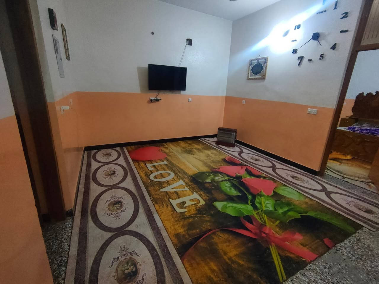 بيت مساحة 150 طابو صرف استقبال غرفة النوم مطبخ صاله حمام مشترك داخلي وخارجي 2منور وكراج  الطابق الثاني 3غرف نوم صاله حمام مشترك وبيتونه بيت كامل ما ناقصة أي شي جسر ديالى شارع المصرف دفافعه فرع الصيدلة للاستفسار اتصل ***********
