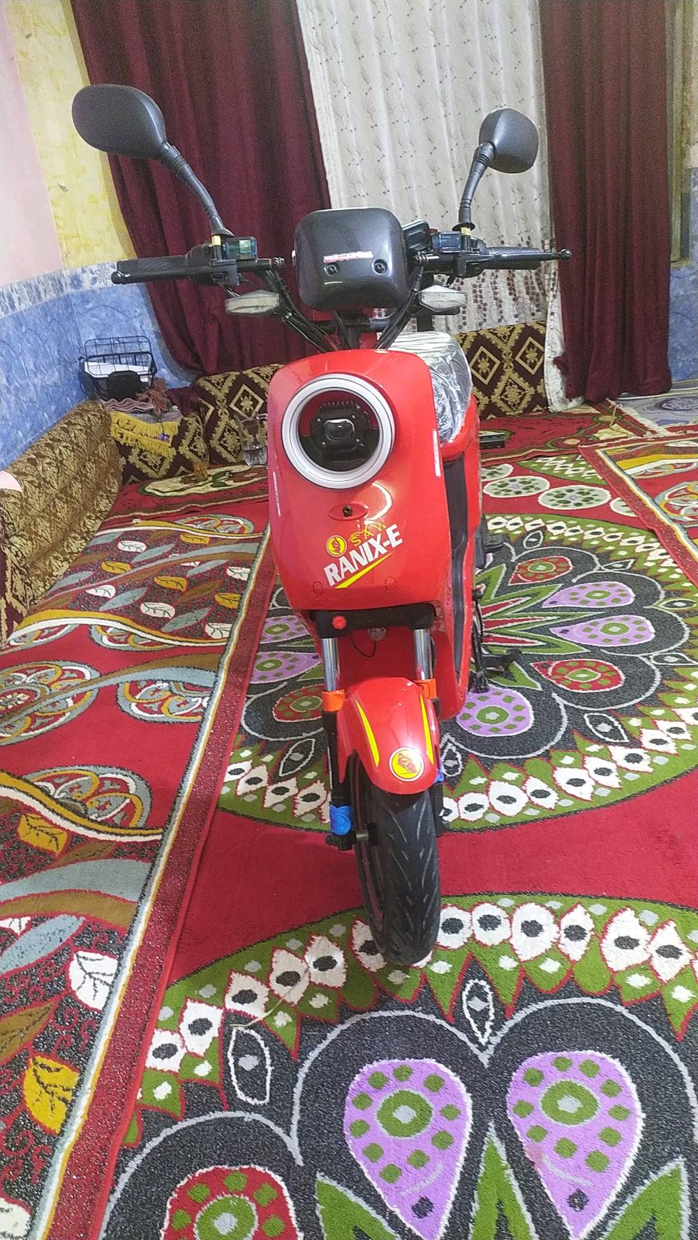 دراجه شحن R9 يوجد فيها خمس بطاريات استعمال قليل أقل من أسبوع للبيع ***********