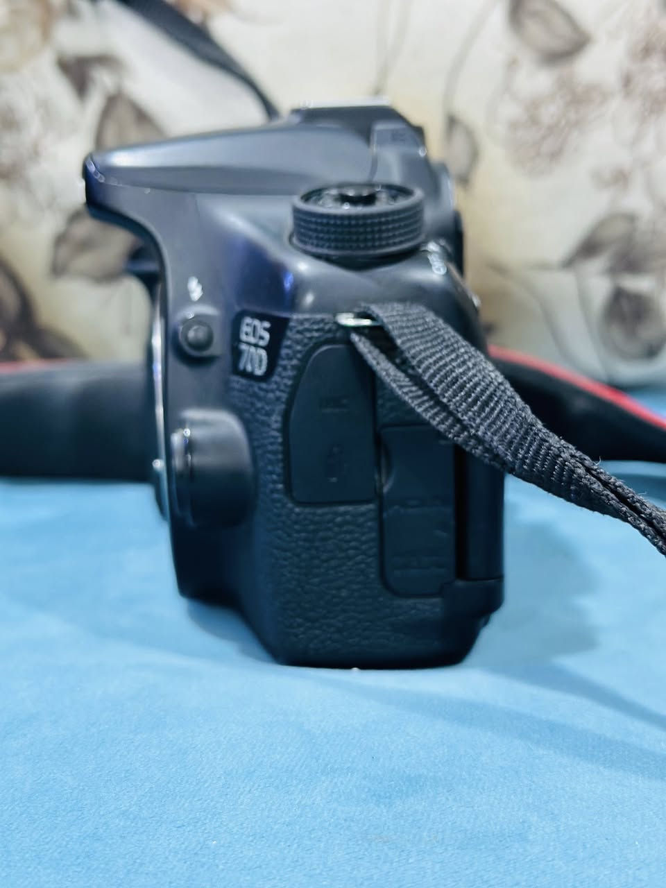 Canon EOS 70
لعشاق التصوير الفوتوغرافي وصناعة المحتوى المرئي، وللمبتدئين الطموحين الذين يبحثون عن بداية قوية واحترافية، أعرض لكم كاميرا Canon EOS 70D الغنية عن التعريف، بجميع ملحقاتها الأساسية والإضافية، جاهزة للعمل مباشرة.
الكاميرا والمواصفات الأساسية:
• جسم الكاميرا: Canon EOS 70D
• الحالة: نظيفة جداً، معتنى بها، وتعمل بكفاءة 100%.
• المميزات الرئيسية:
• نظام Dual Pixel CMOS AF: فوكس تلقائي فائق السرعة والسلاسة في التقاط الصور والفيديو.
• شاشة لمس متحركة (Vari-Angle LCD): مرونة كاملة للتصوير من زوايا صعبة، مثالية للفلوجات وتصوير السيلفي.
• مستشعر 20.2 ميجابكسل (APS-C): لجودة صور عالية الدقة وتفاصيل واضحة.
• تصوير مستمر 7 إطارات/ثانية: لالتقاط لقطات الحركة والرياضة بثقة.
• Wi-Fi مدمج: لنقل الصور والفيديوهات لاسلكياً إلى هاتفك أو جهازك اللوحي والتحكم بالكاميرا عن بعد.
• تسجيل فيديو Full HD: مع تحكم كامل بالفوكس اليدوي والتلقائي.
شدّة الملحقات الكاملة (ما تحتاج تشتري شي إضافي!):
1. مجموعة العدسات (2) عدسات لتغطية كل احتياجاتك):.
• Canon EF 75-300mm f/4-5.6 III: عدسة زووم قوية لتقريب الأهداف البعيدة جداً، مناسبة لتصوير الحياة البرية، الرياضة، أو التفاصيل المعمارية.
• Canon EF-S 18-55mm IS STM: العدسة الشاملة والأساسية للاستخدام اليومي، تصوير المناظر الطبيعية، المجموعات، والفيديوهات.
2. ملحقات الطاقة والثبات الاحترافية:
• قبضة البطارية (Battery Grip): تُركب أسفل الكاميرا، تسمح بتركيب بطاريتين معاً لمضاعفة وقت التصوير، وتوفر قبضة أكثر راحة وتحكماً إضافياً للتصوير العمودي.
• حامل ثلاثي (Tripod): ستاند أصلي بحجم كامل، قوي ومتين، ضروري جداً لتصوير الفيديو الثابت، اللقطات الليلية، والتصوير ببطء الغالق (Long Exposure).
• بطاريتان مع الشاحن الأصلي: لضمان عدم توقفك عن التصوير في أي لحظة.
3. ملحقات الحماية والتنظيم:
• حقيبة الظهر الاحترافية للكاميرا (Camera Backpack): مبطنة بالكامل ومقسمة داخلياً لحماية الكاميرا وجميع العدسات والملحقات من الصدمات والغبار، سهلة الحمل والنقل.
• ذاكرة تخزين (SD Card): ((128))عالية السرعة تدعم تسجيل الفيديو Full HD والتقاط الصور المتتالية بكفاءة.
السعر المطلوب للمجموعة كاملة: [800,000 دينار عراقي]
(السعر قابل للتفاوض البسيط، والبيع للمجموعة كاملة)
 الموقع: [البصرة الجنينة]
 للتواصل والاستفسار: [***********] أو عبر الواتساب
#مهند_الحلفي
